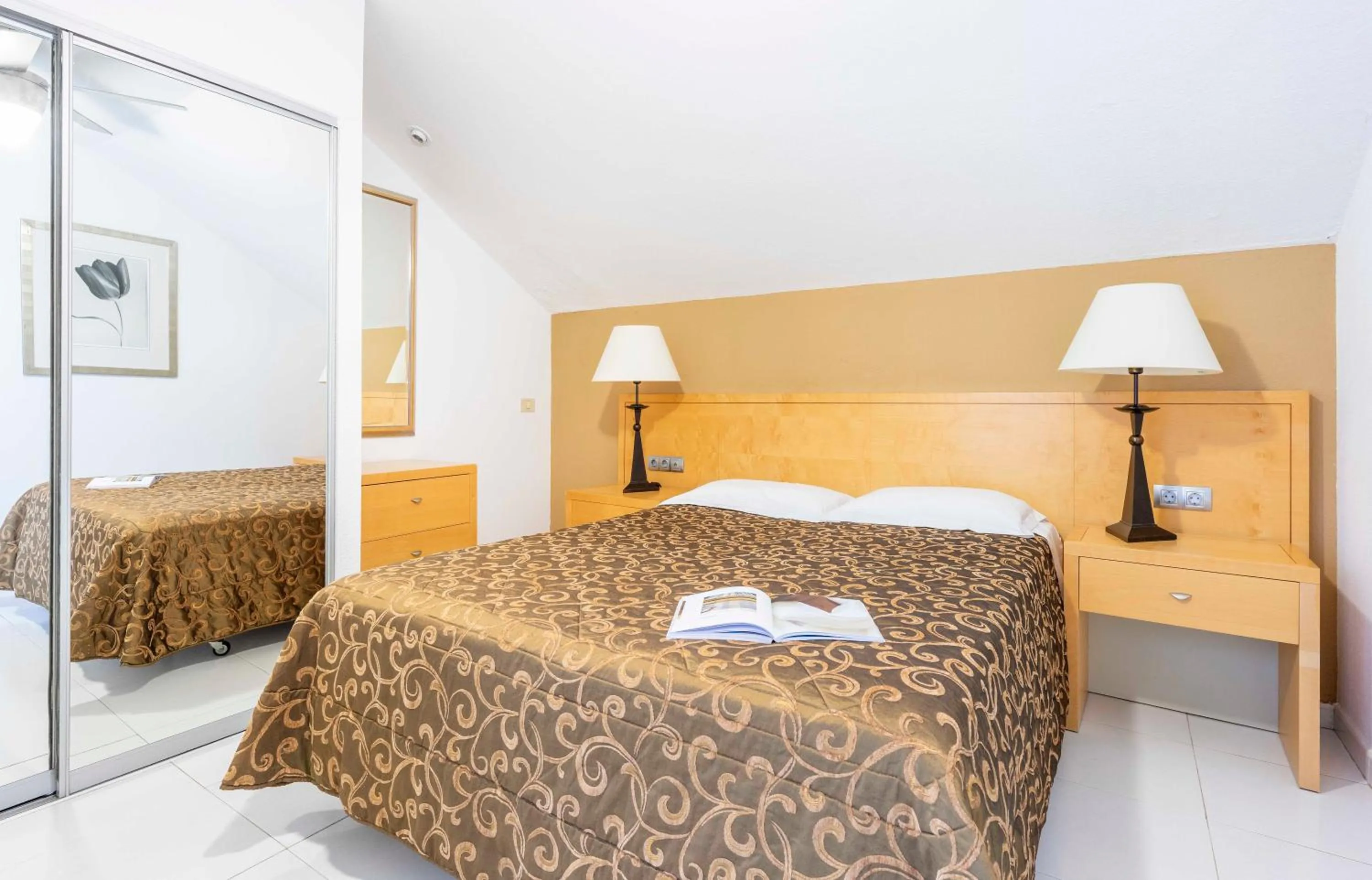 Bedroom, Bed in Ona Hollywood Mirage