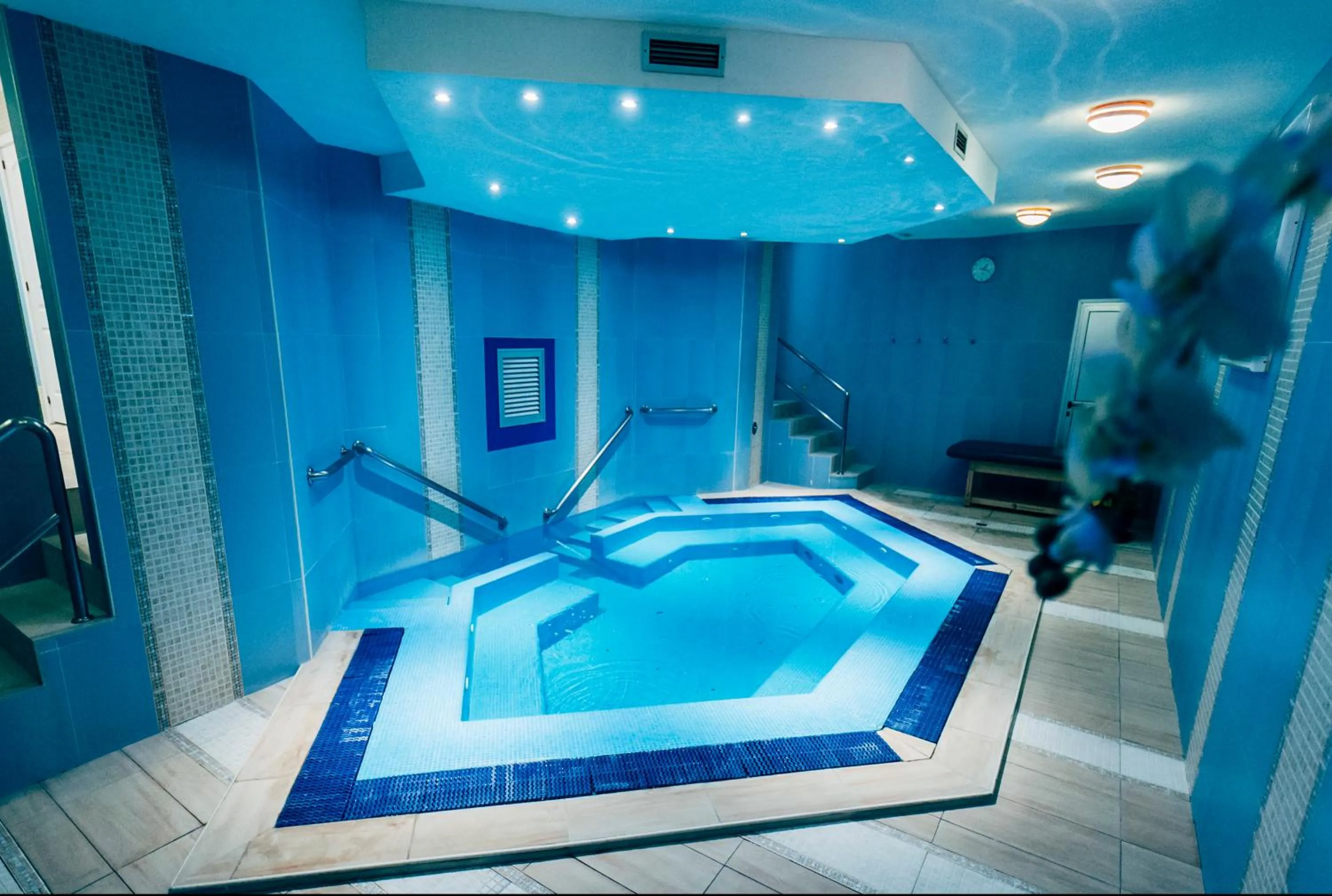 Hot Tub in Ona Hollywood Mirage