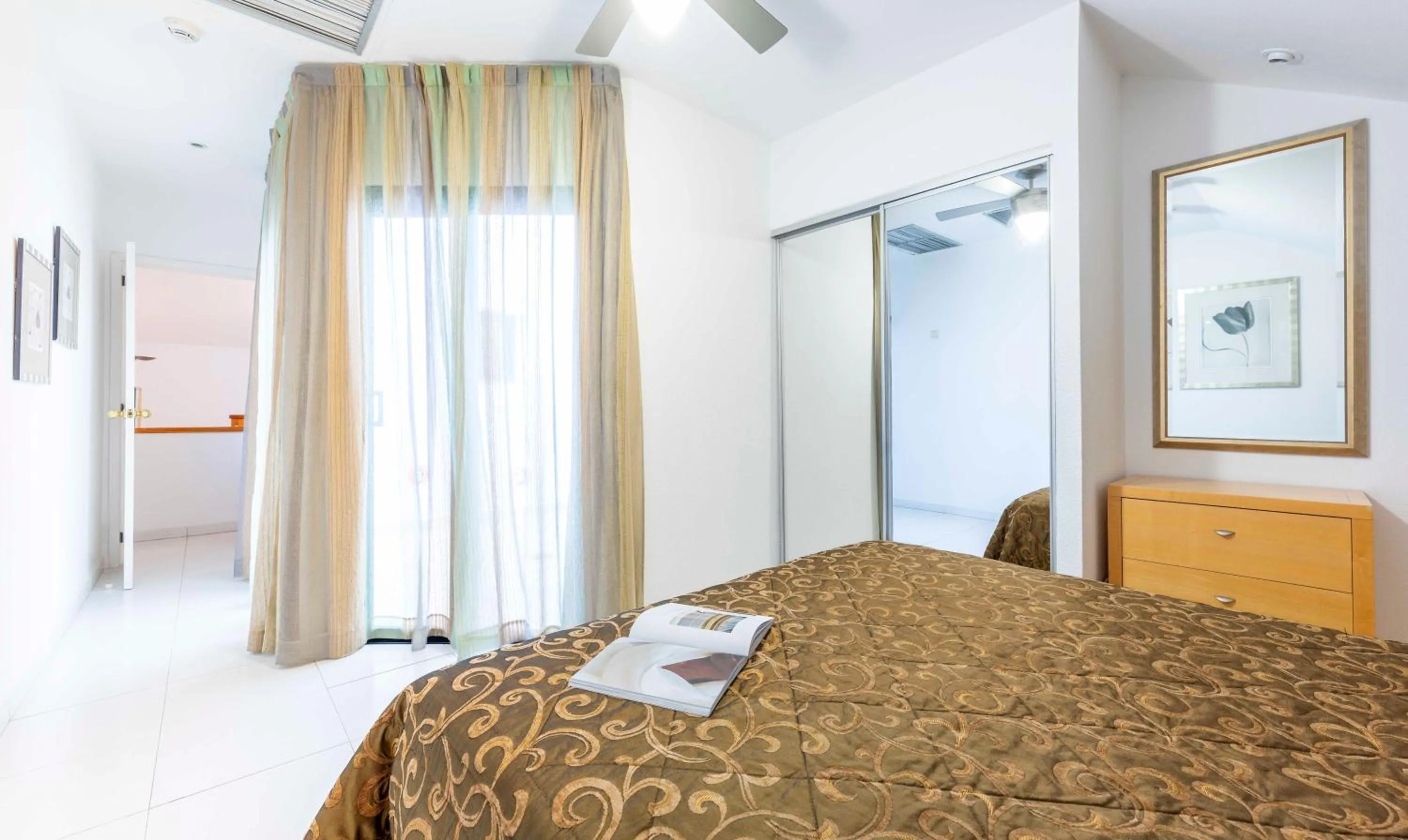 Bedroom, Bed in Ona Hollywood Mirage