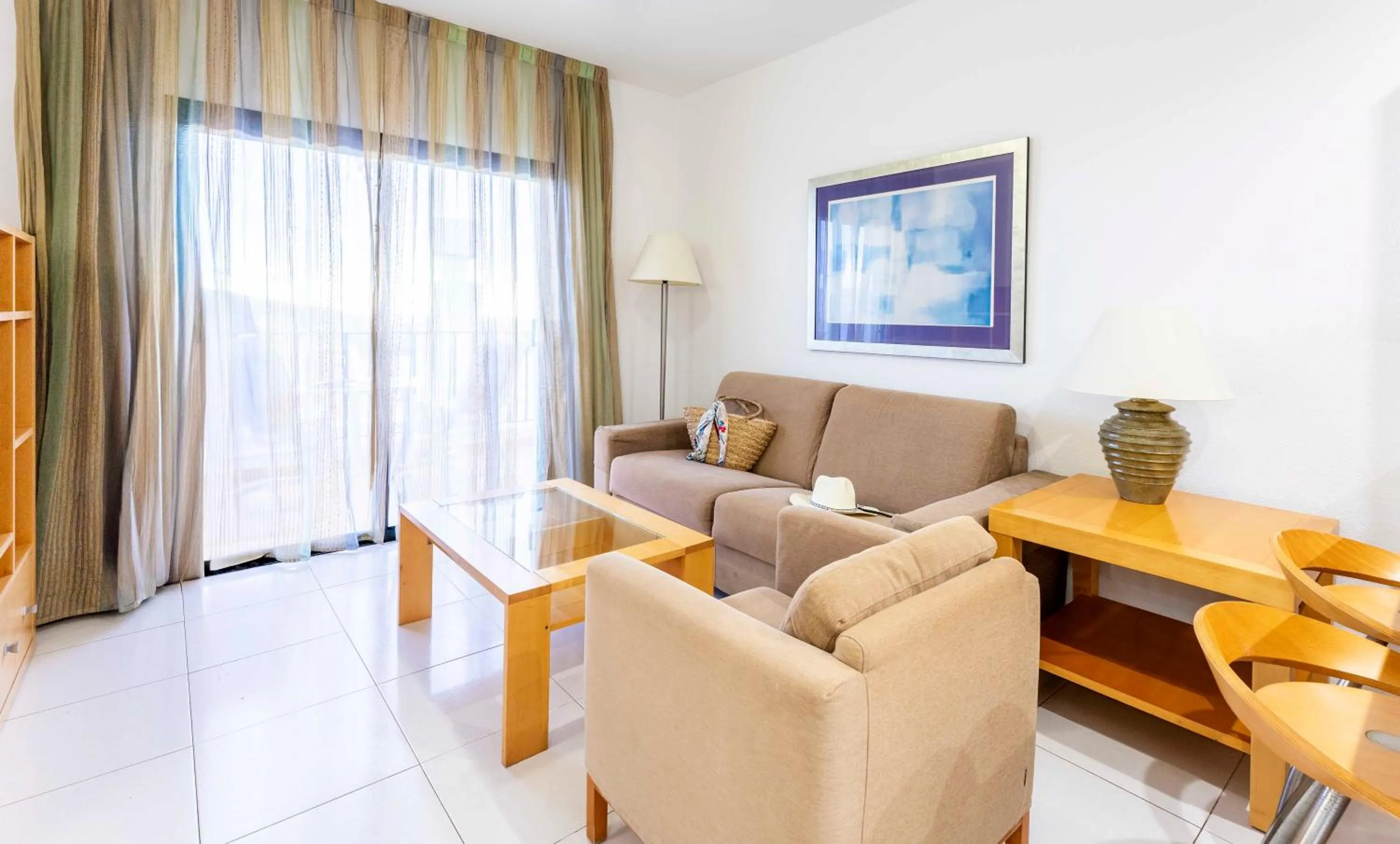 Living room in Ona Hollywood Mirage