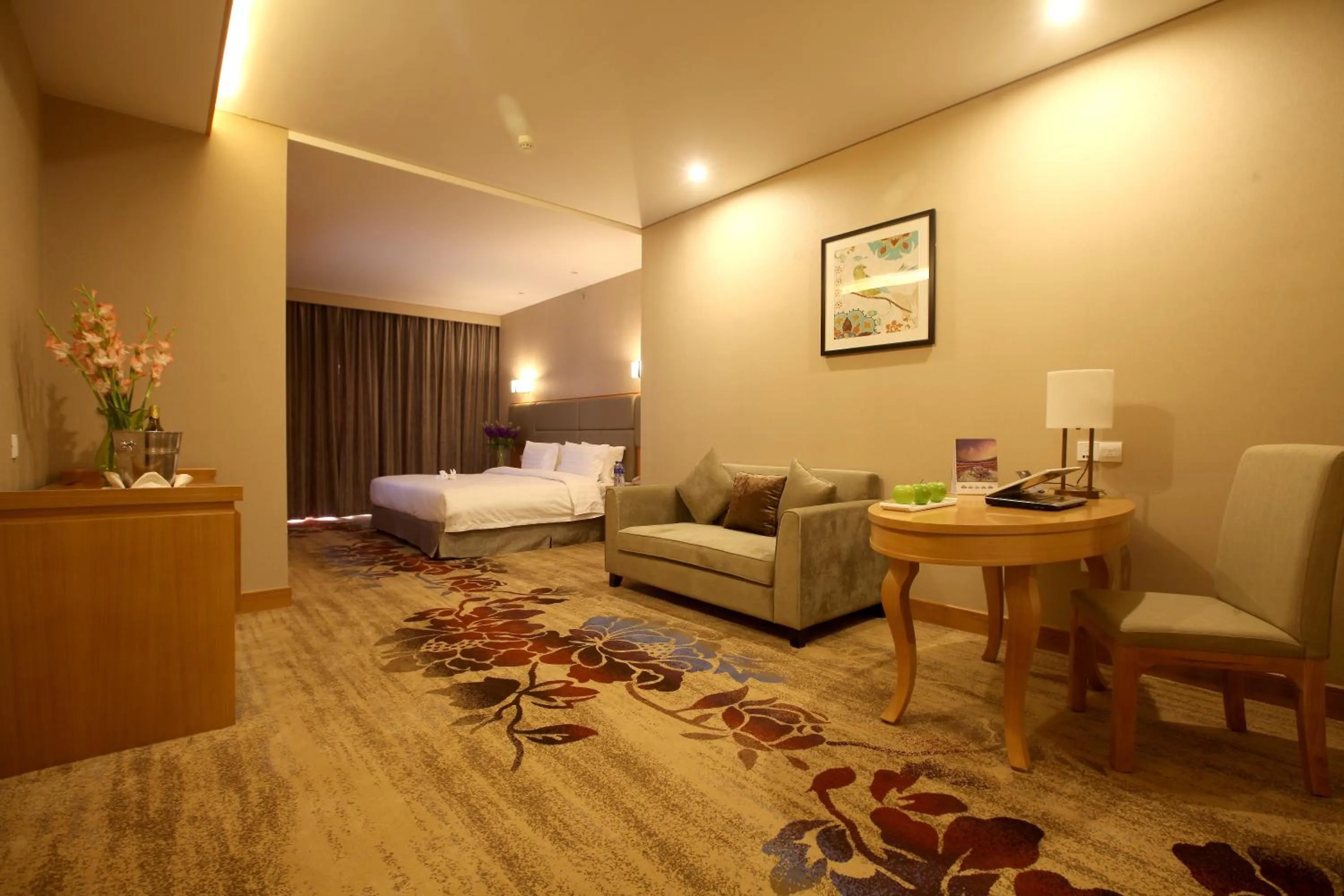 Bedroom, Bed in Ramada by Wyndham Beijing Airport