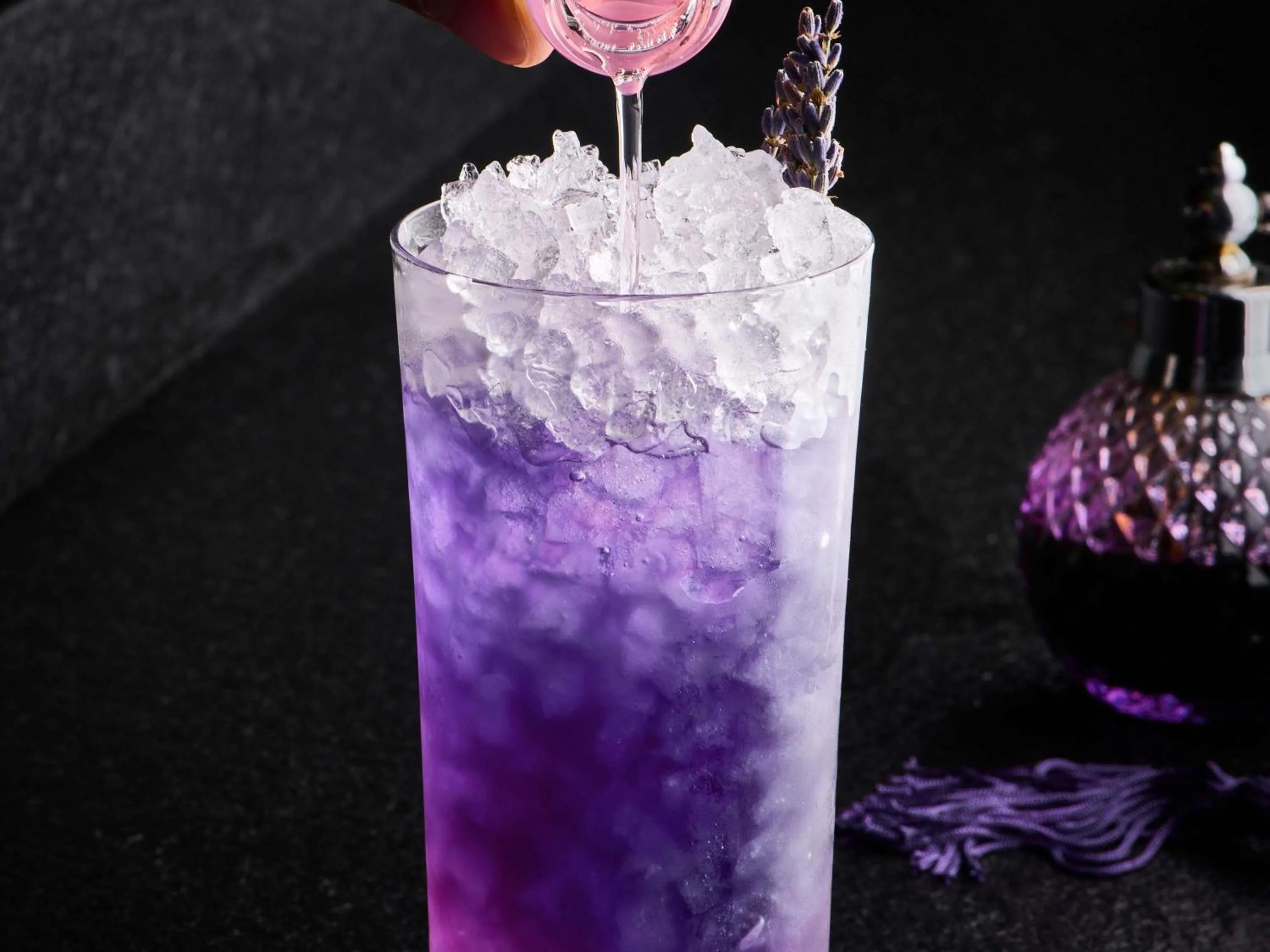 Lounge or bar in Pullman Paris Montparnasse