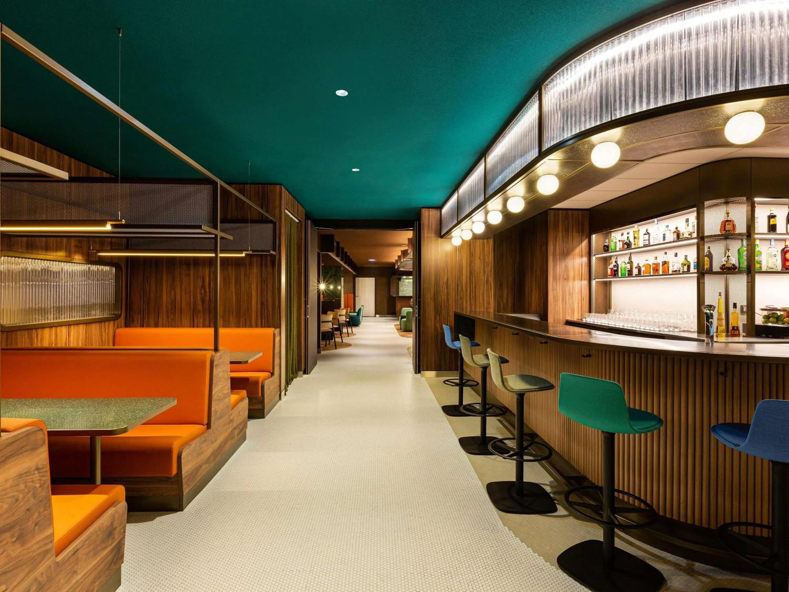 Lounge or bar in Pullman Paris Montparnasse