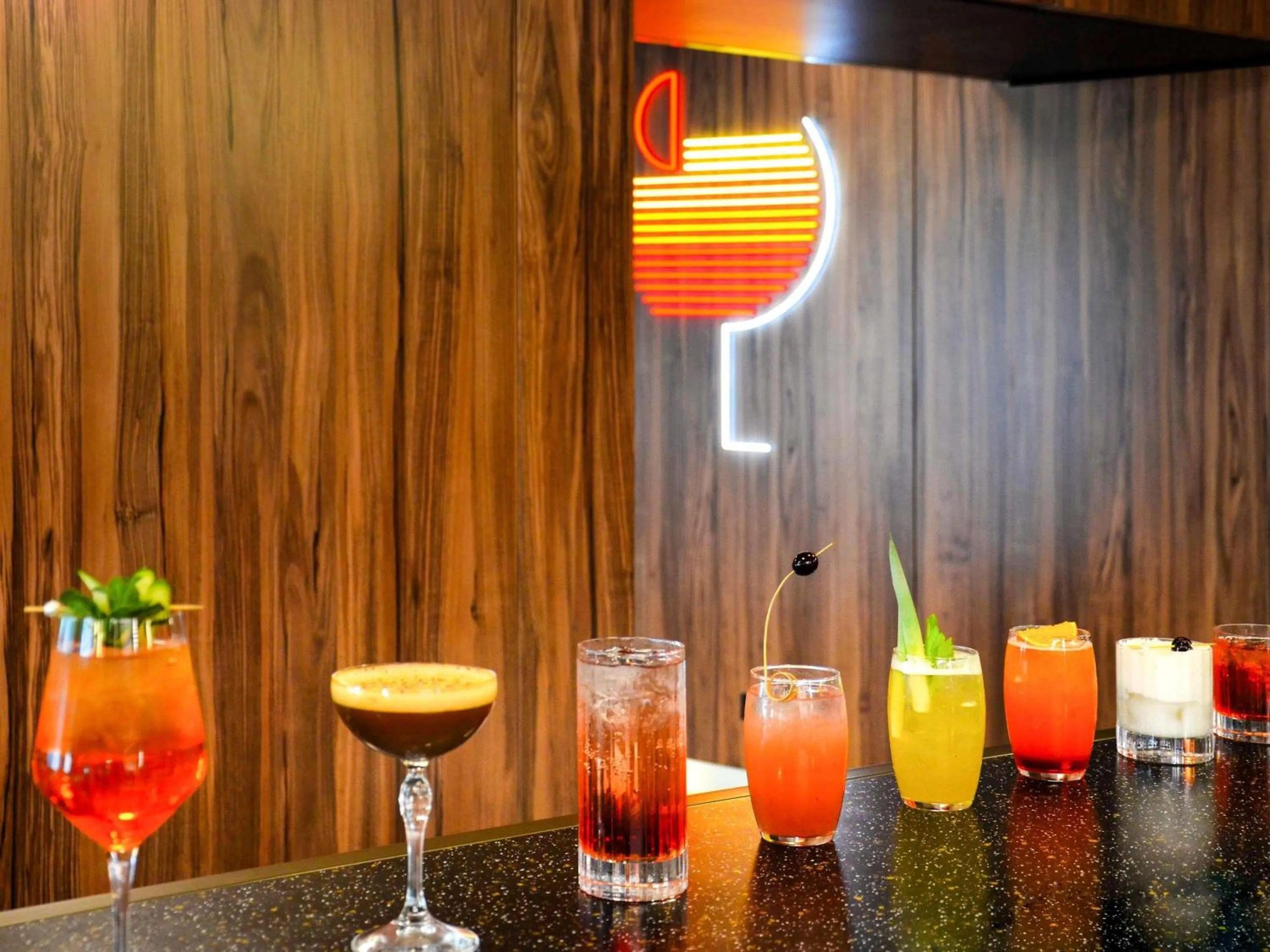 Lounge or bar in Pullman Paris Montparnasse