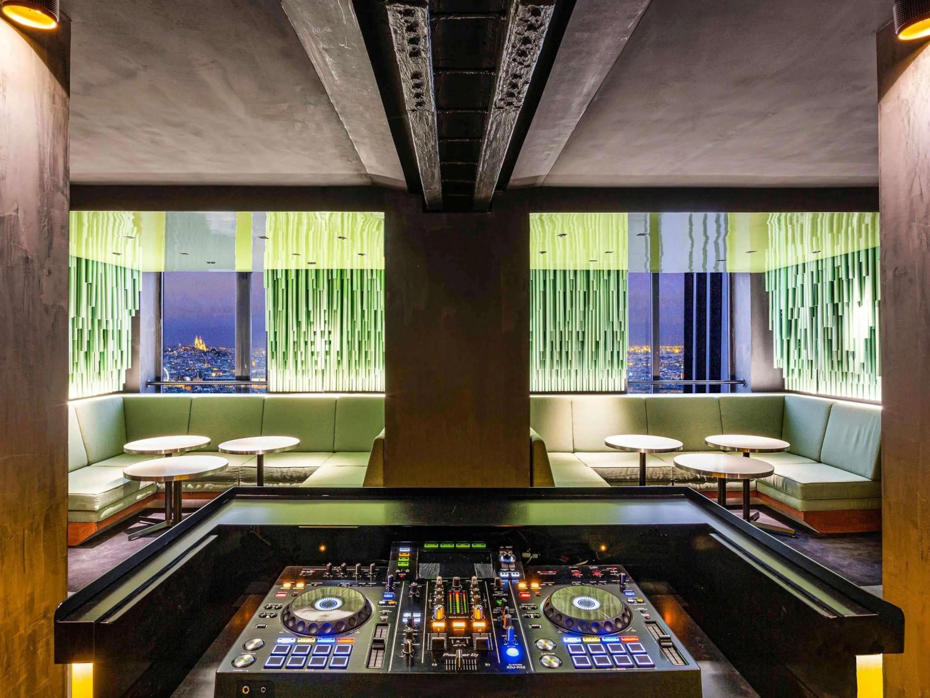 Restaurant/places to eat in Pullman Paris Montparnasse