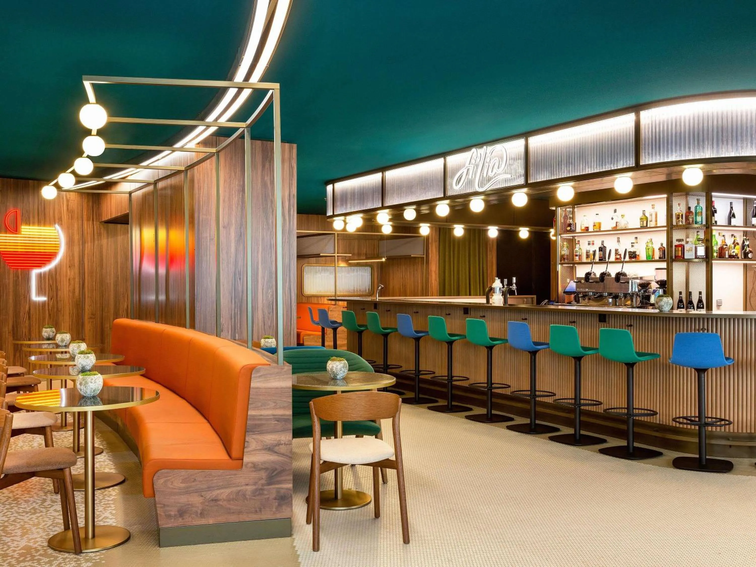 Lounge or bar in Pullman Paris Montparnasse