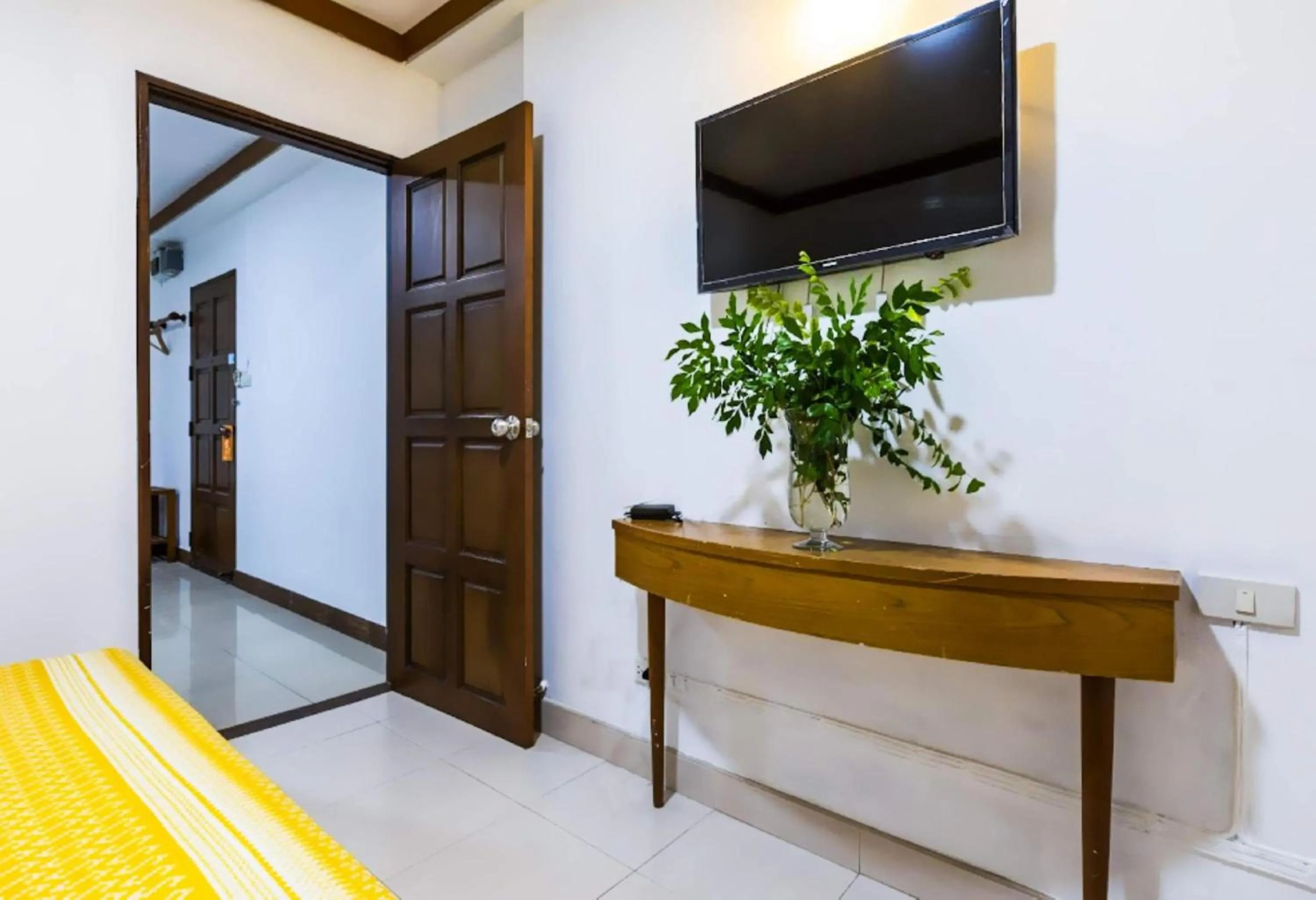 TV and multimedia in Collection O Howard Square Boutique Hotel