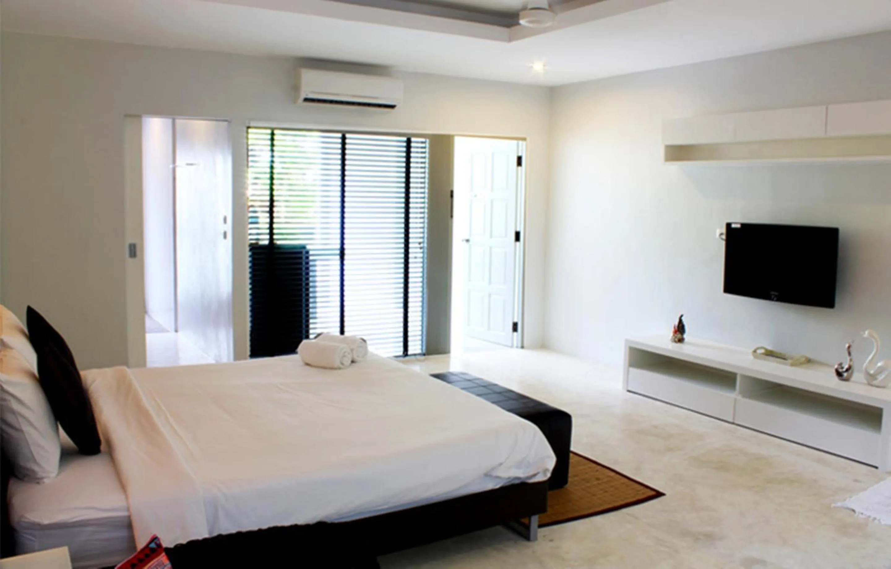 Photo of the whole room, Bed in Surintra Boutique Resort