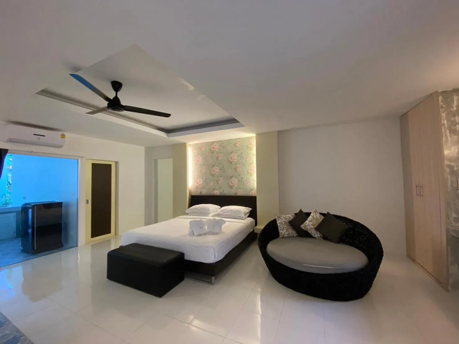 Photo of the whole room, Bed in Surintra Boutique Resort