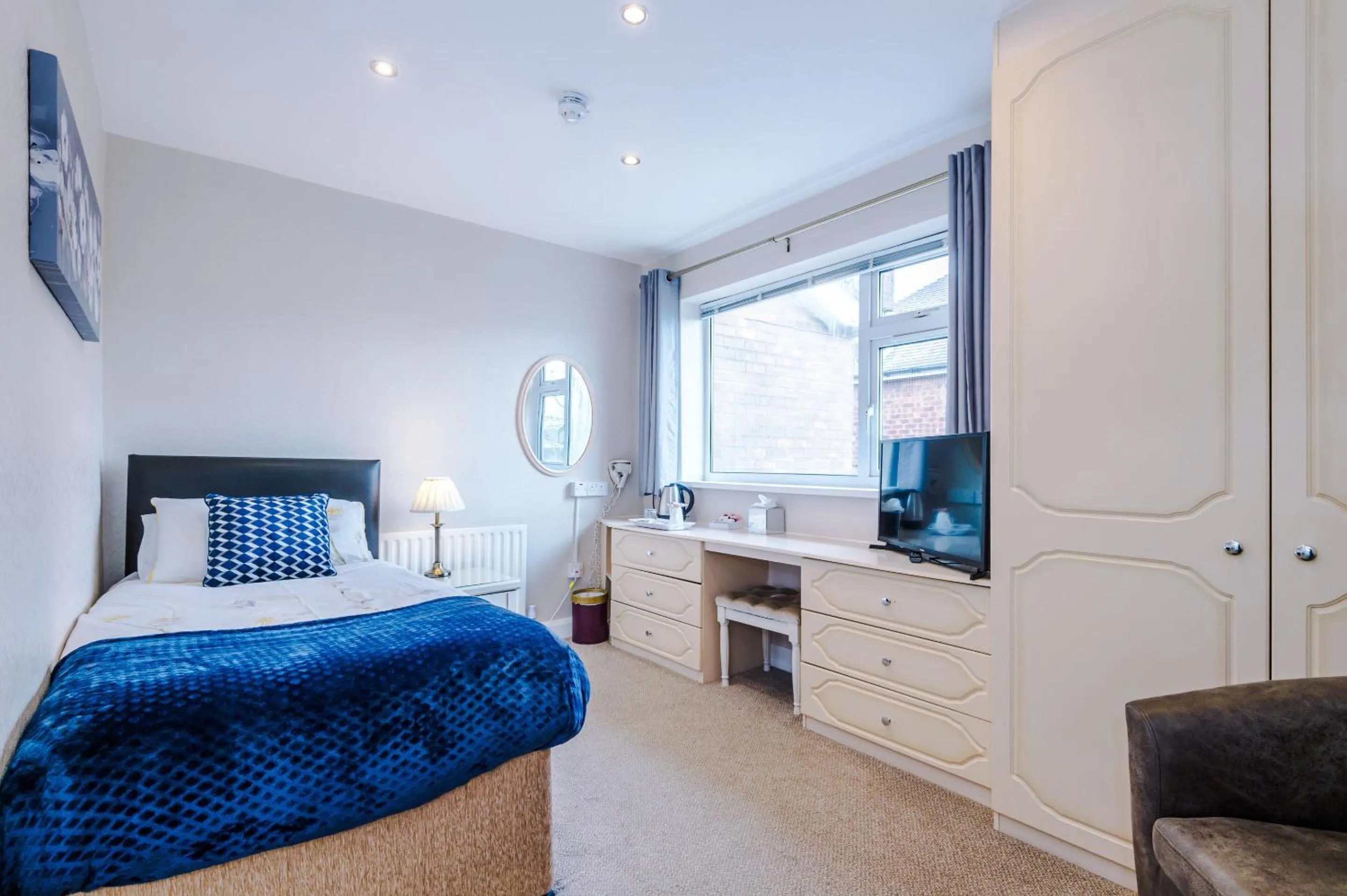 Bedroom, Bed in Holcombe Guest House