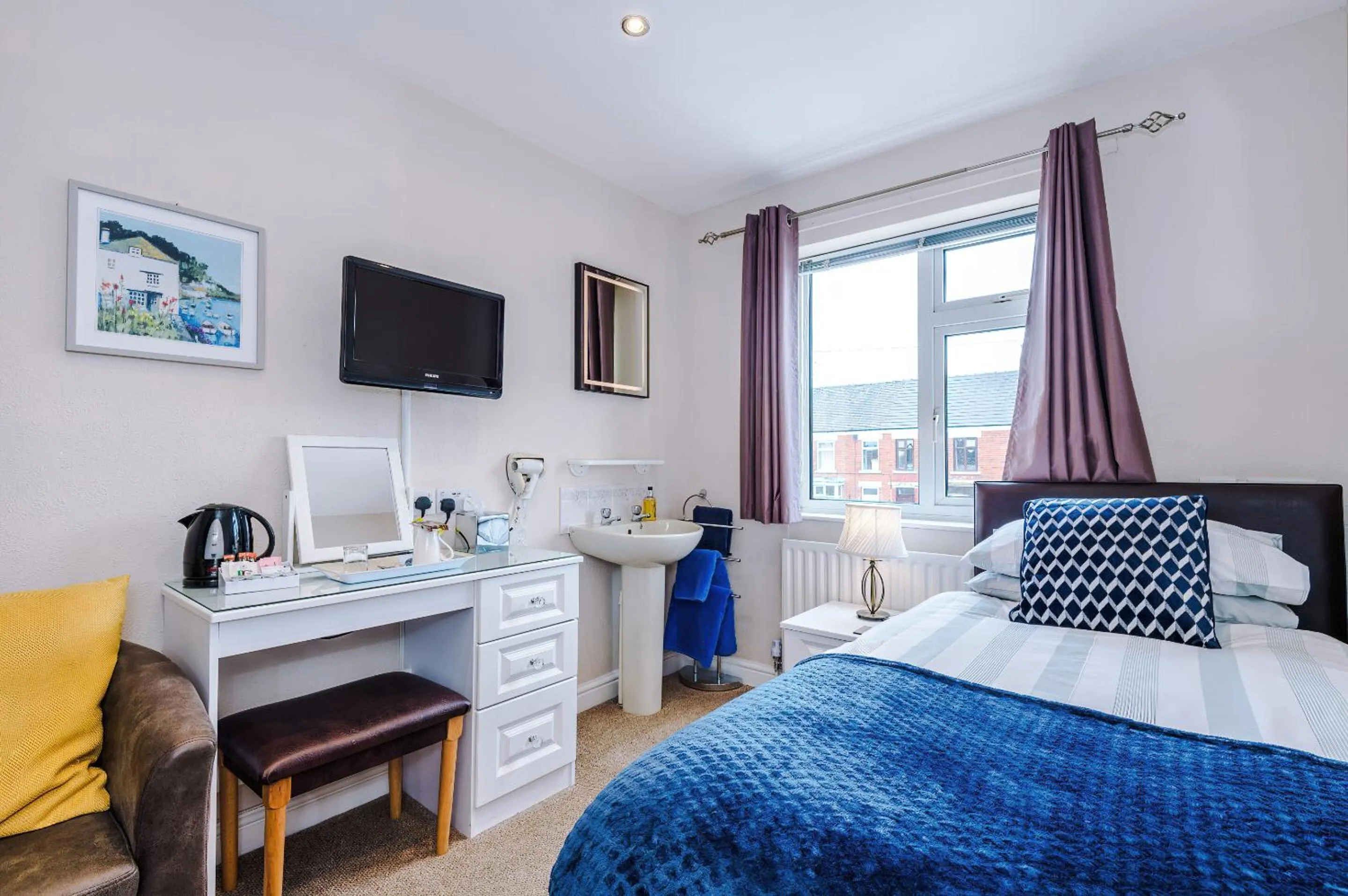 Bedroom, Bed in Holcombe Guest House