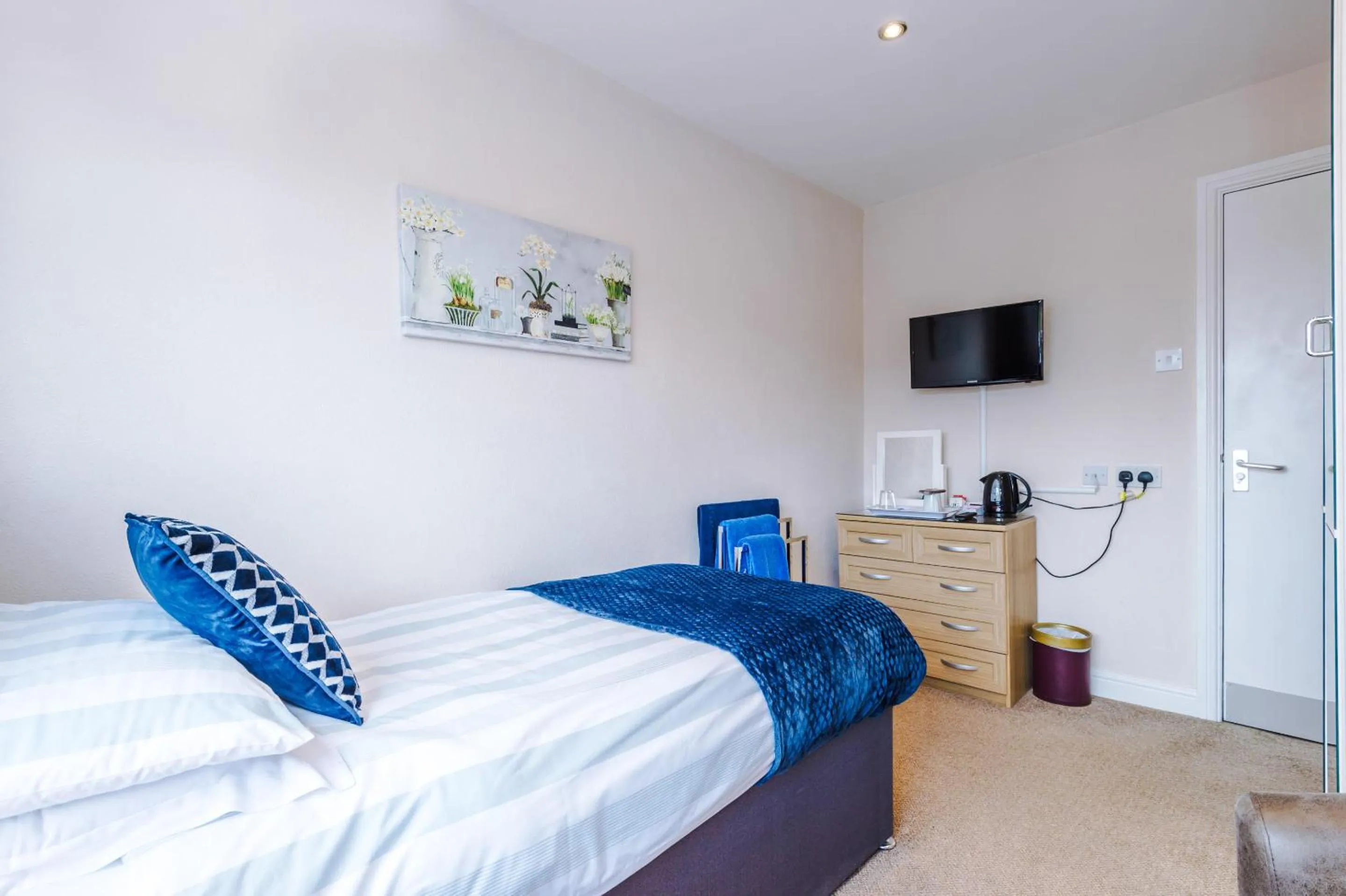 Bedroom, Bed in Holcombe Guest House