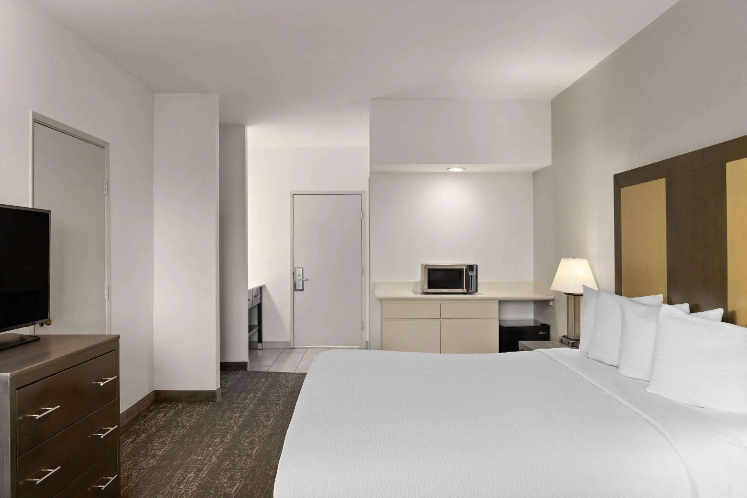 Photo of the whole room, Bed in Baymont by Wyndham Moses Lake