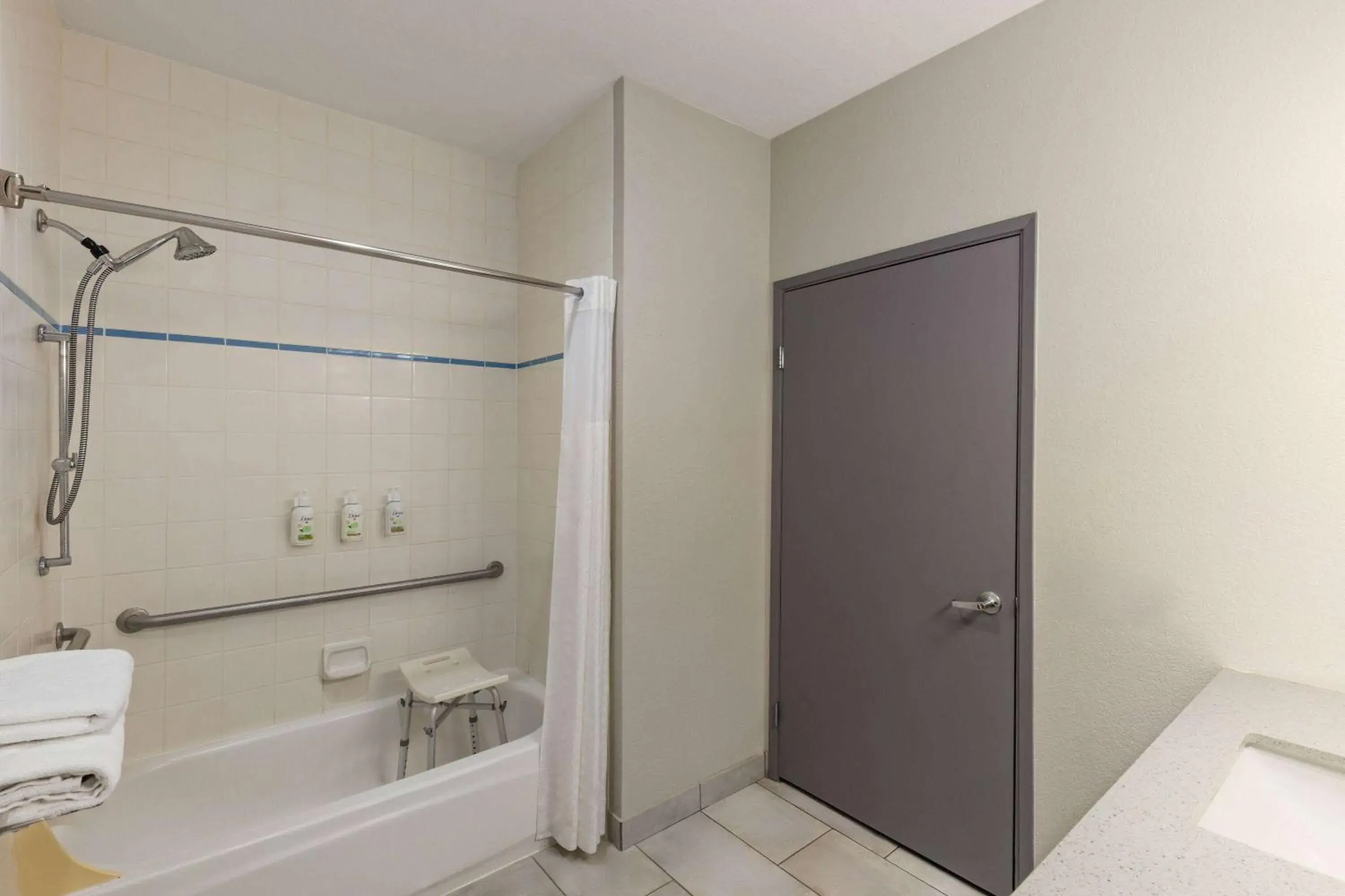 Queen Room with Mobility Access and Bathtub with Grab Bars, Non-Smoking in Baymont by Wyndham Moses Lake Queen Room with Mobility Access and Bathtub with Grab Bars, Non-Smoking in Baymont by Wyndham Moses Lake