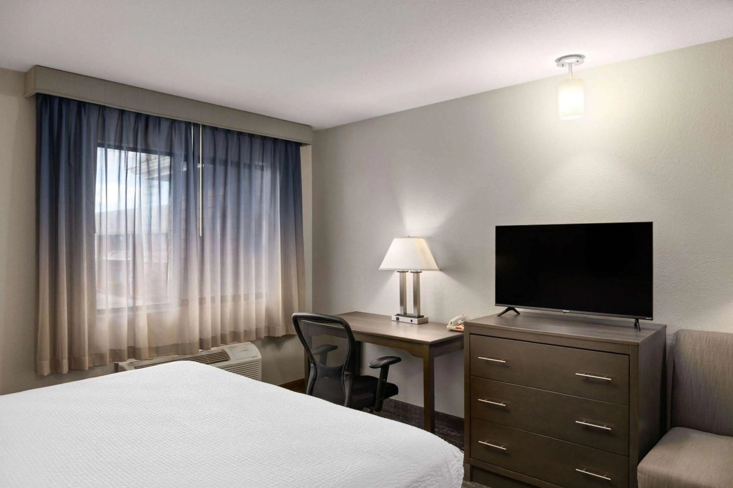 Photo of the whole room, Bed in Baymont by Wyndham Moses Lake