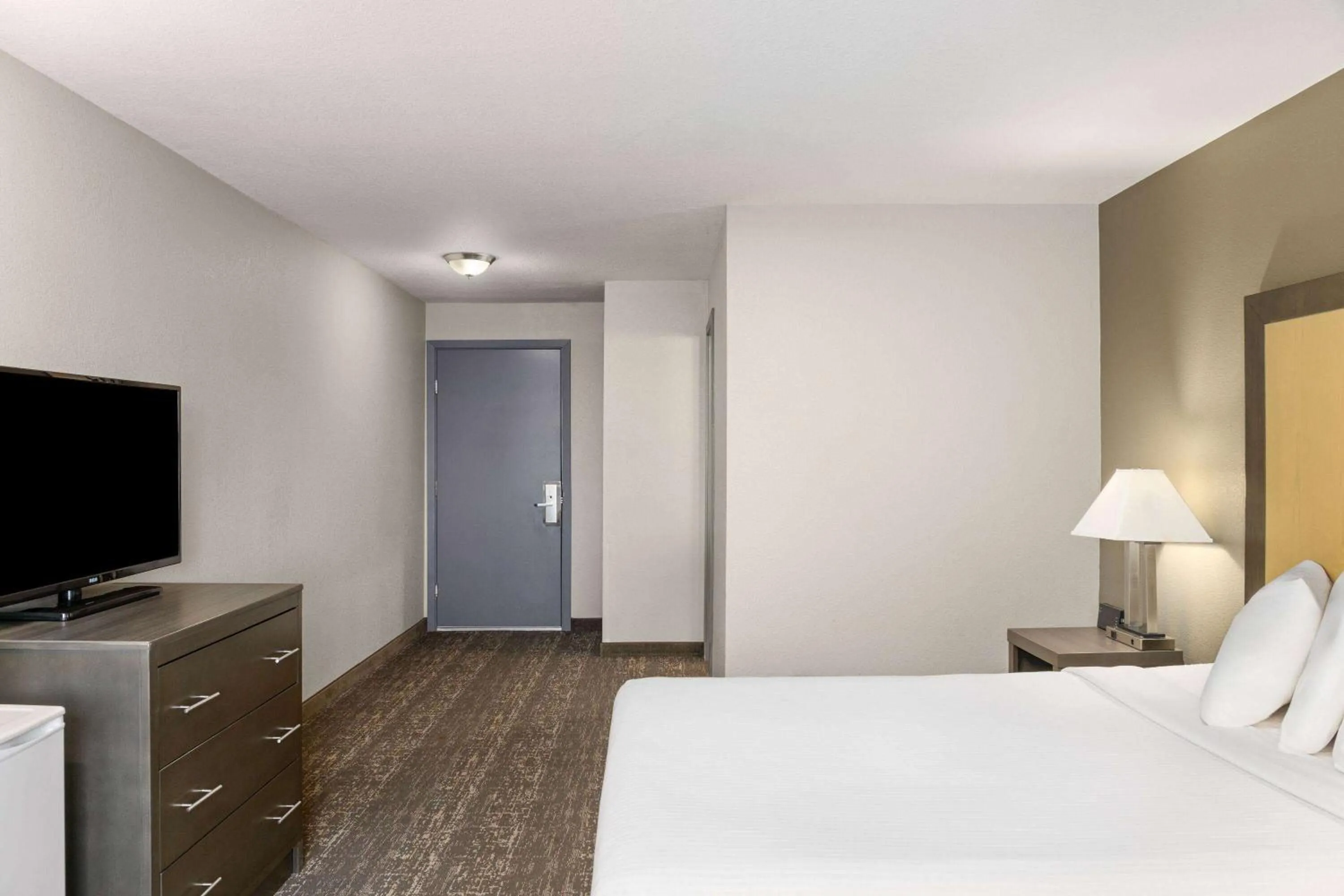 Photo of the whole room, Bed in Baymont by Wyndham Moses Lake