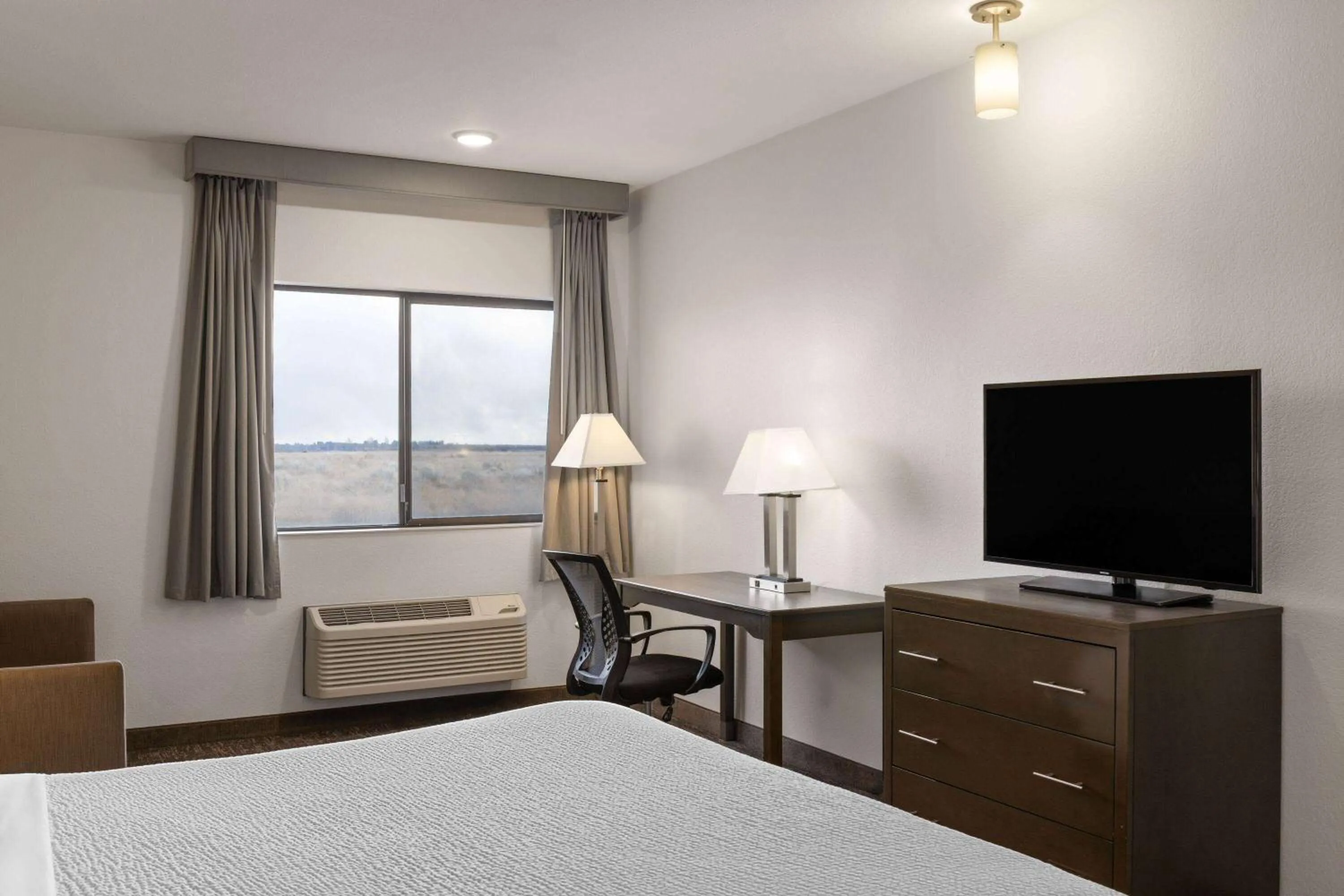 Photo of the whole room, Bed in Baymont by Wyndham Moses Lake