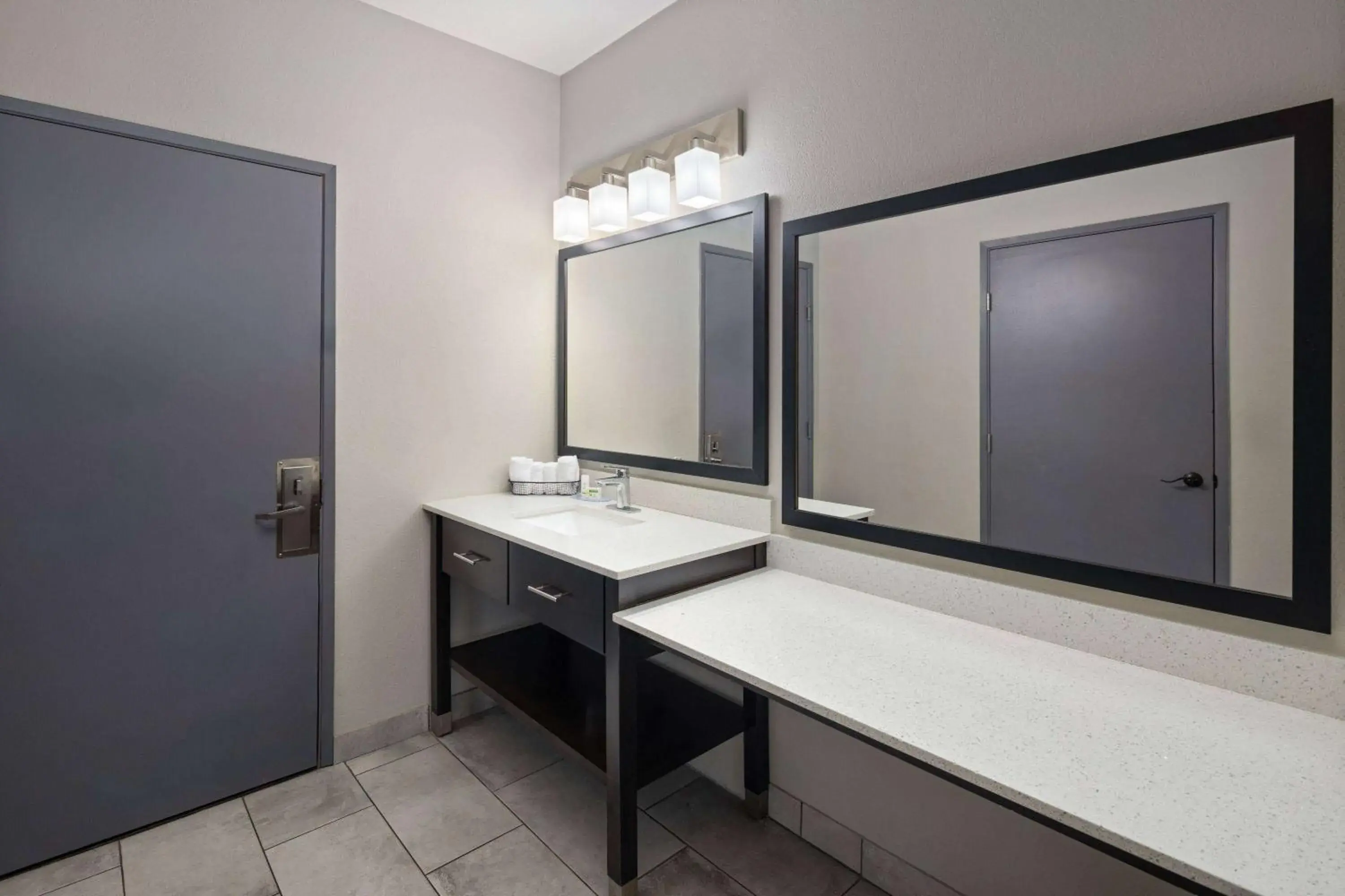 Queen Room with Two Queen Beds, Mobility Access and Bathtub with Grab Bars, Non-Smoking in Baymont by Wyndham Moses Lake Queen Room with Two Queen Beds, Mobility Access and Bathtub with Grab Bars, Non-Smoking in Baymont by Wyndham Moses Lake