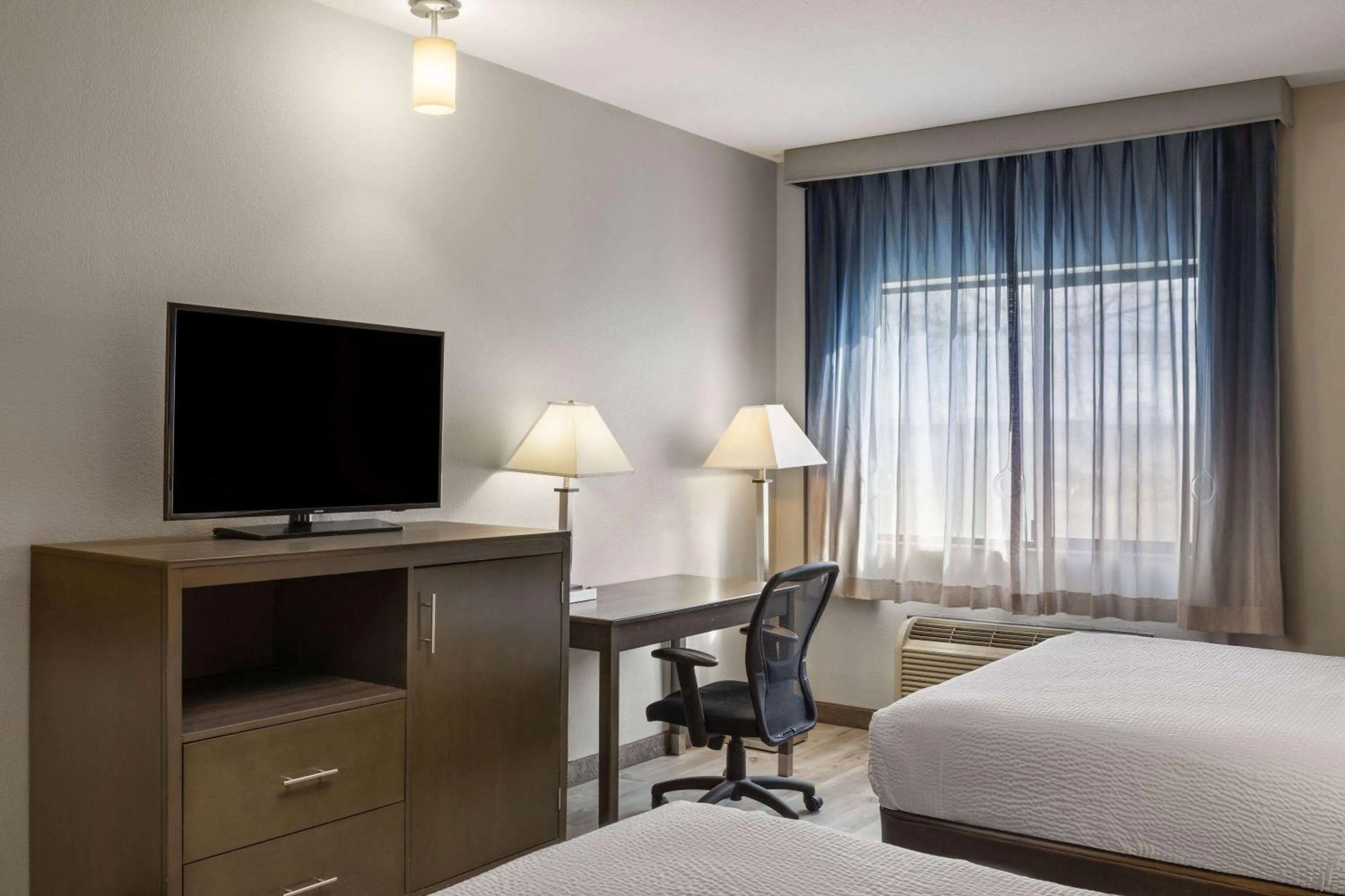 Photo of the whole room, Bed in Baymont by Wyndham Moses Lake