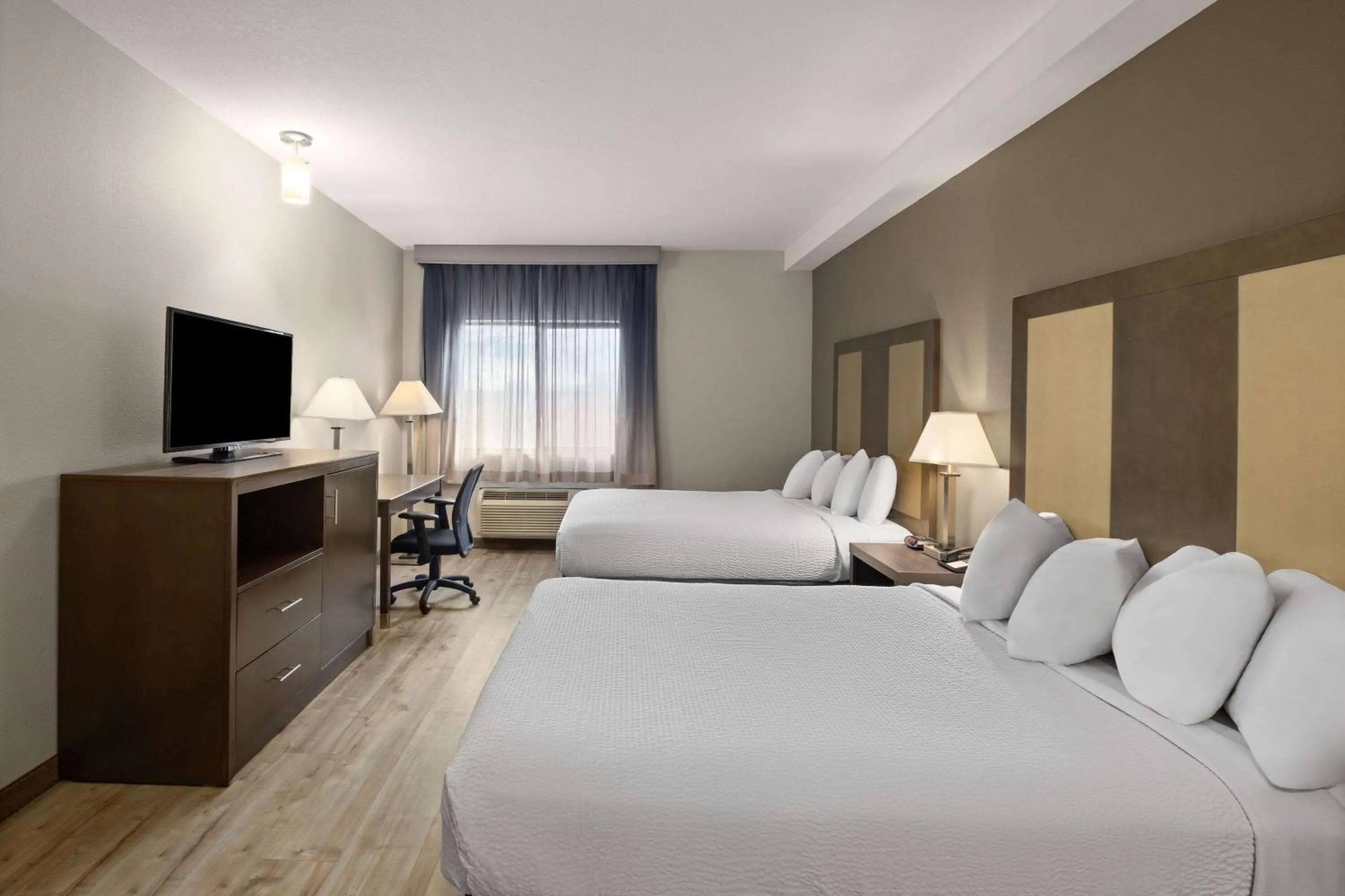 Photo of the whole room, Bed in Baymont by Wyndham Moses Lake