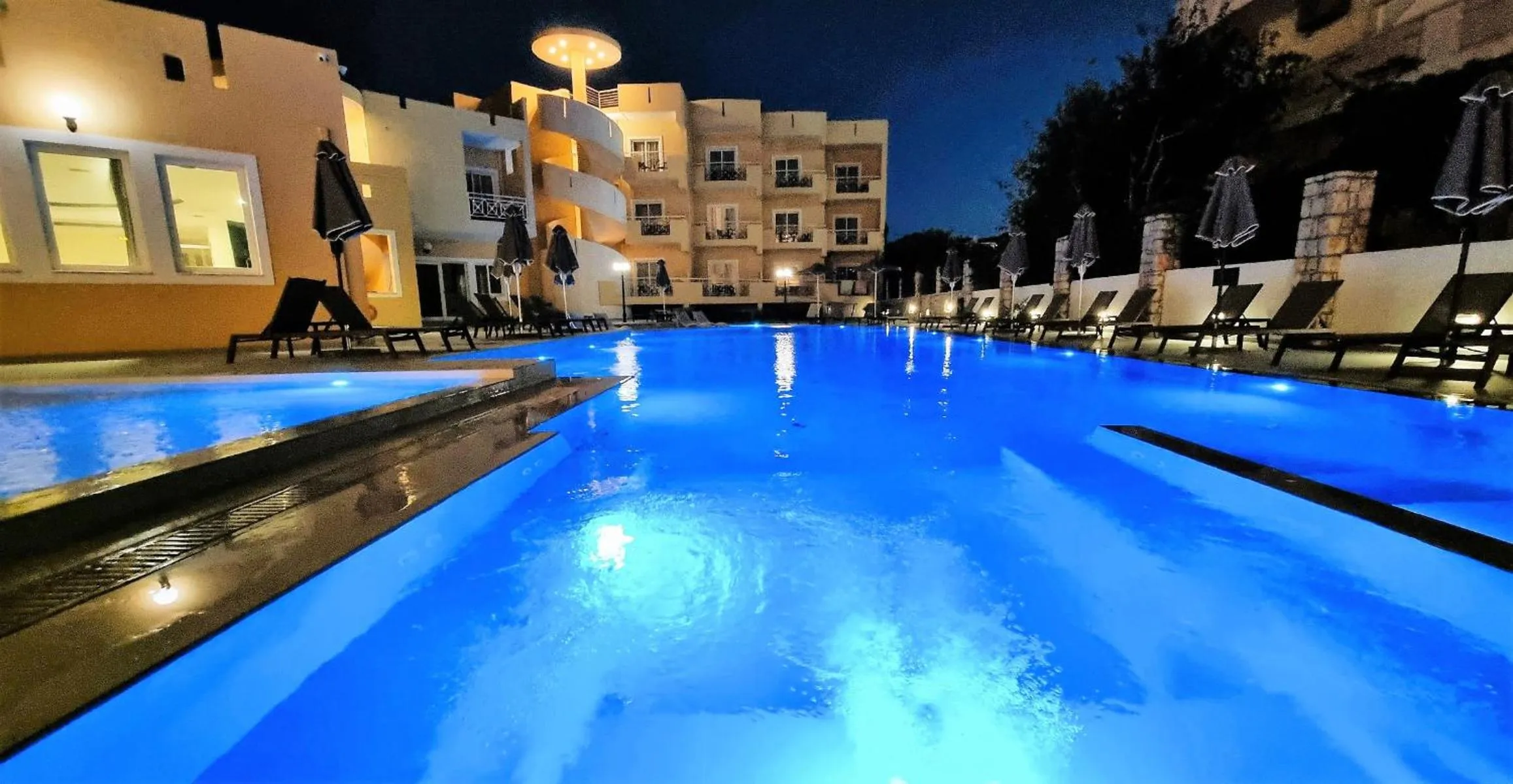 Swimming pool in Sunny Bay Hotel