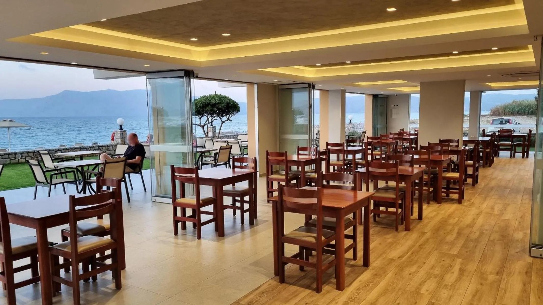 Restaurant/places to eat in Sunny Bay Hotel