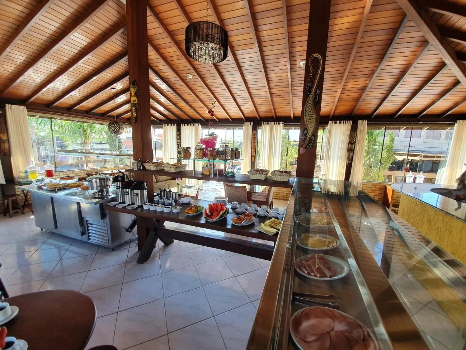 Buffet breakfast in Pousada Maunaloa