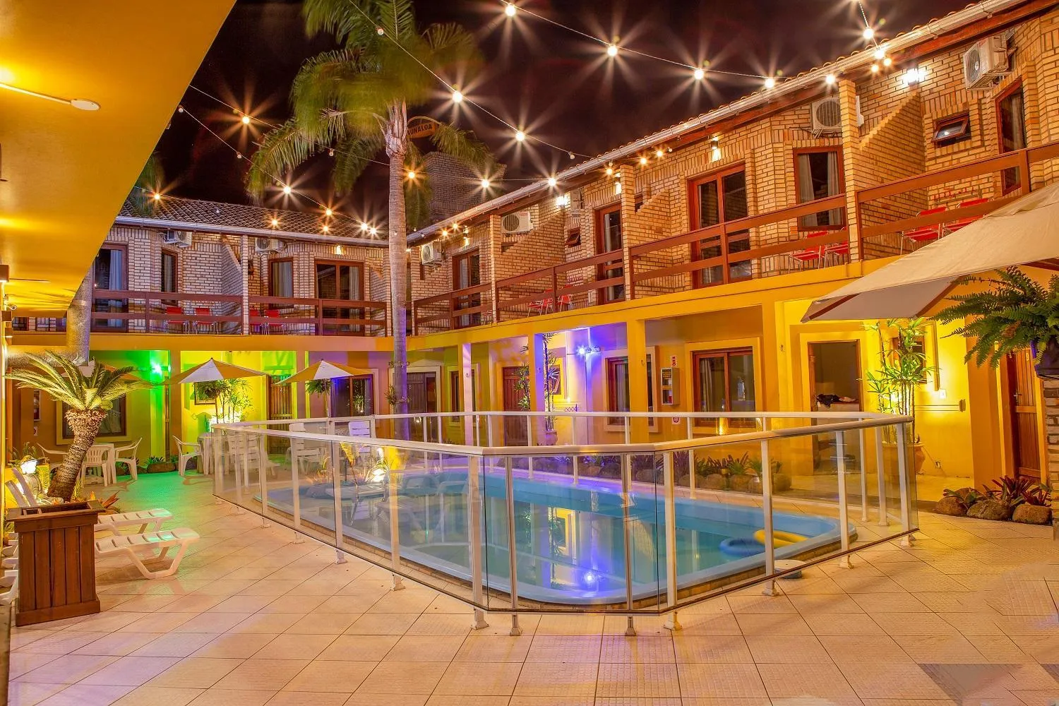 Swimming pool in Pousada Maunaloa