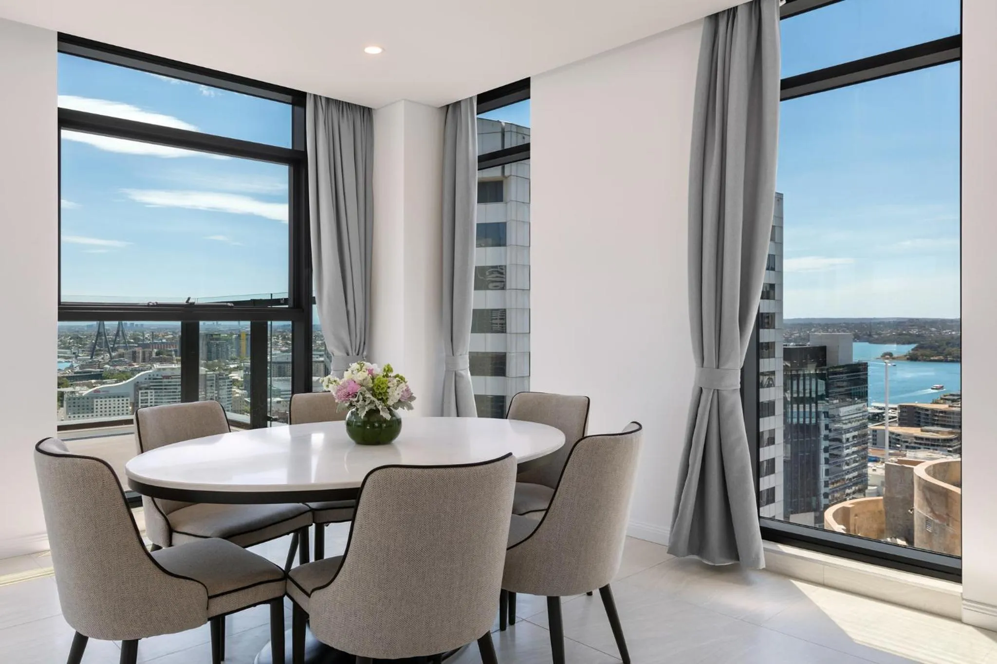 Dining area in Meriton Suites Sussex Street, Sydney