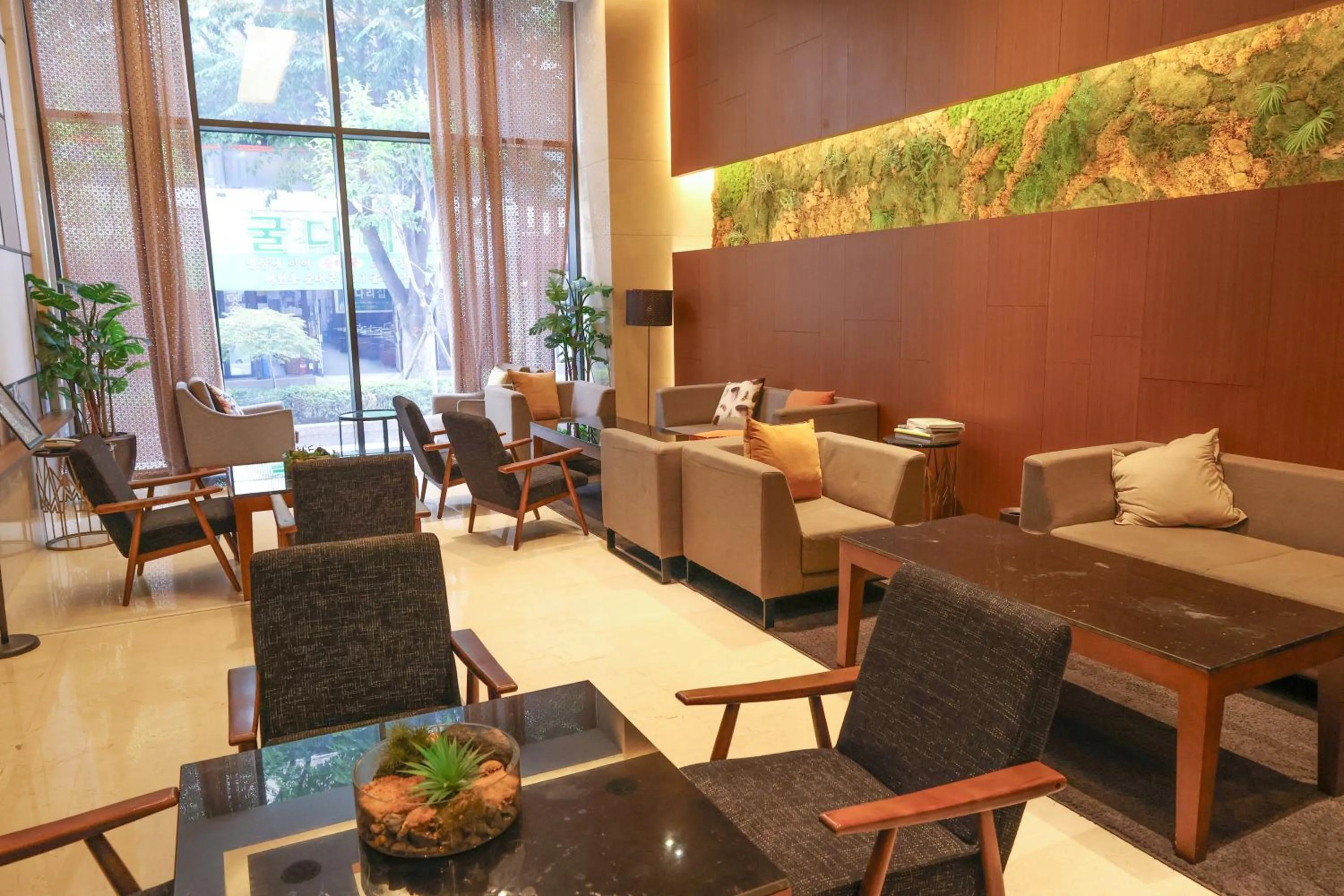 Communal lounge/ TV room in Hotel Skypark Central Seoul Pangyo