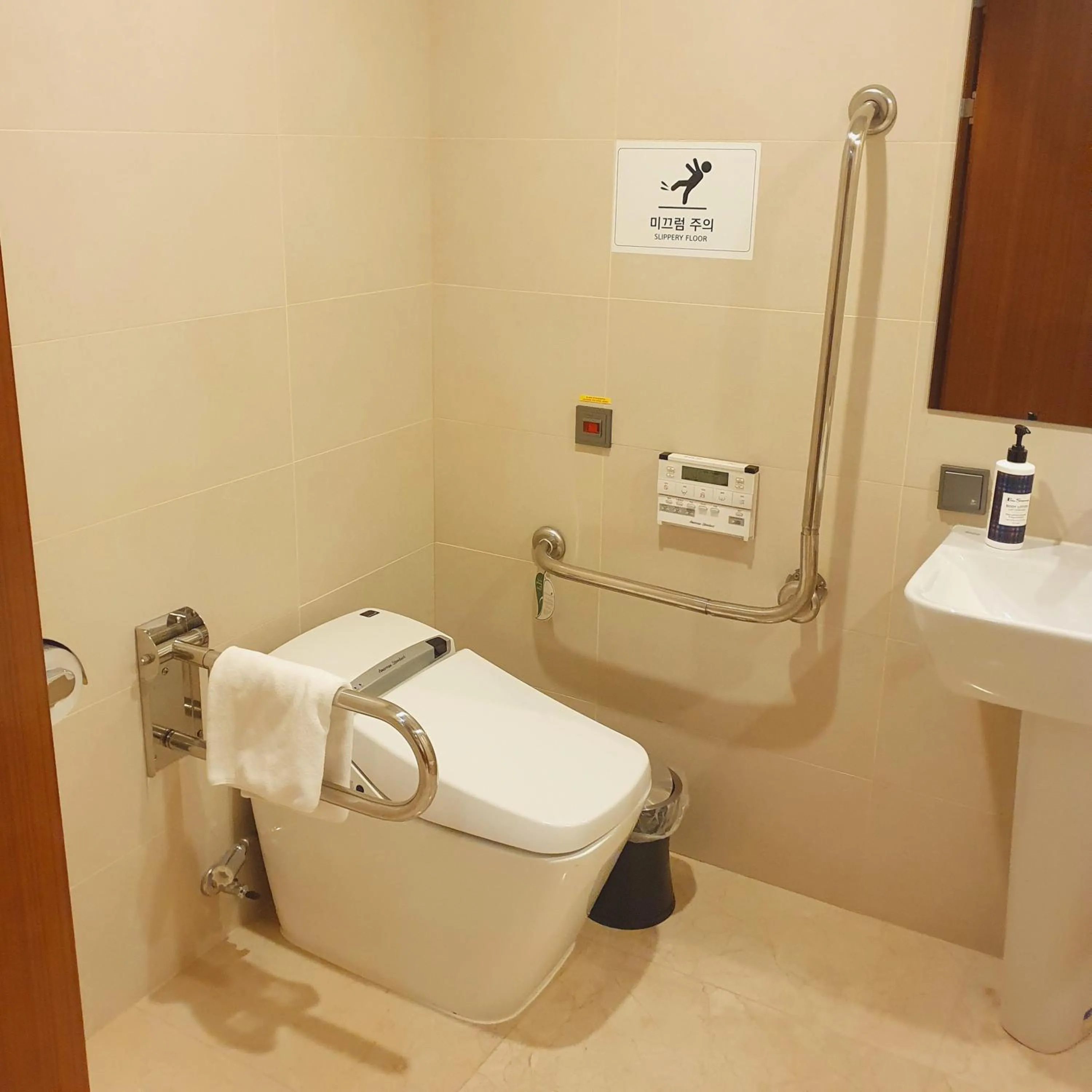 Toilet in Hotel Skypark Central Seoul Pangyo