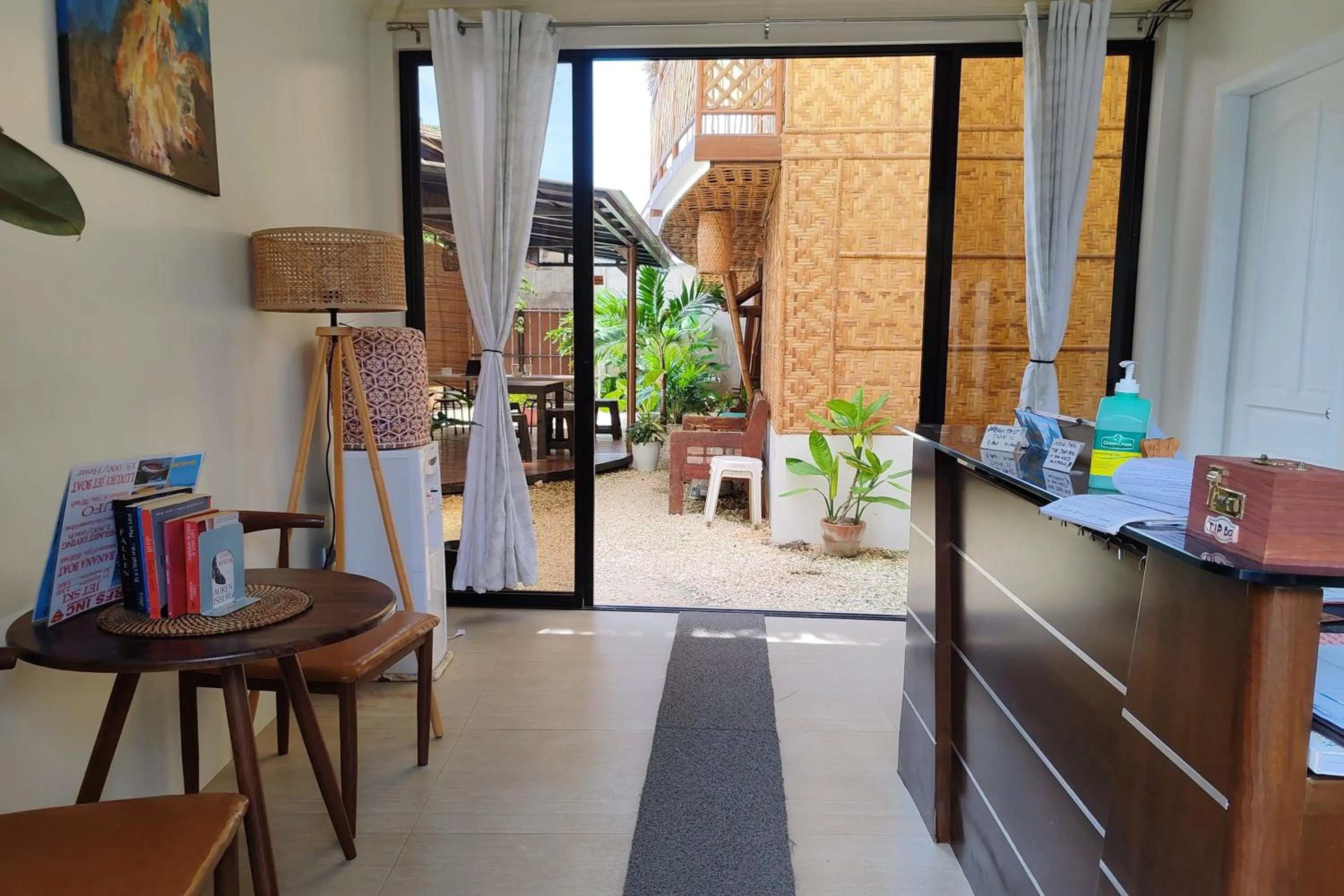 Lobby or reception in Intoy's Place Panglao near Beach