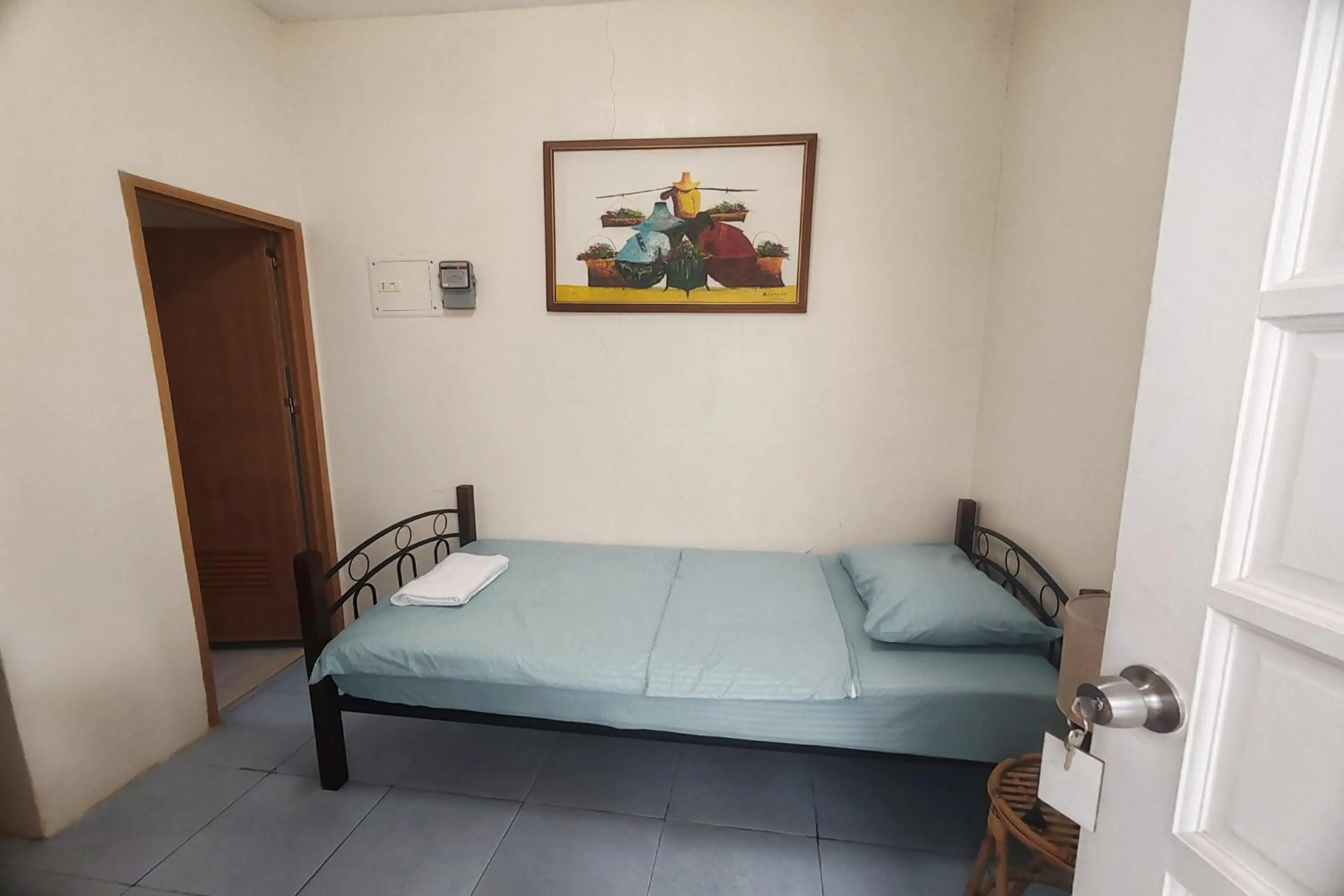 Photo of the whole room, Bed in Intoy's Place Panglao near Beach