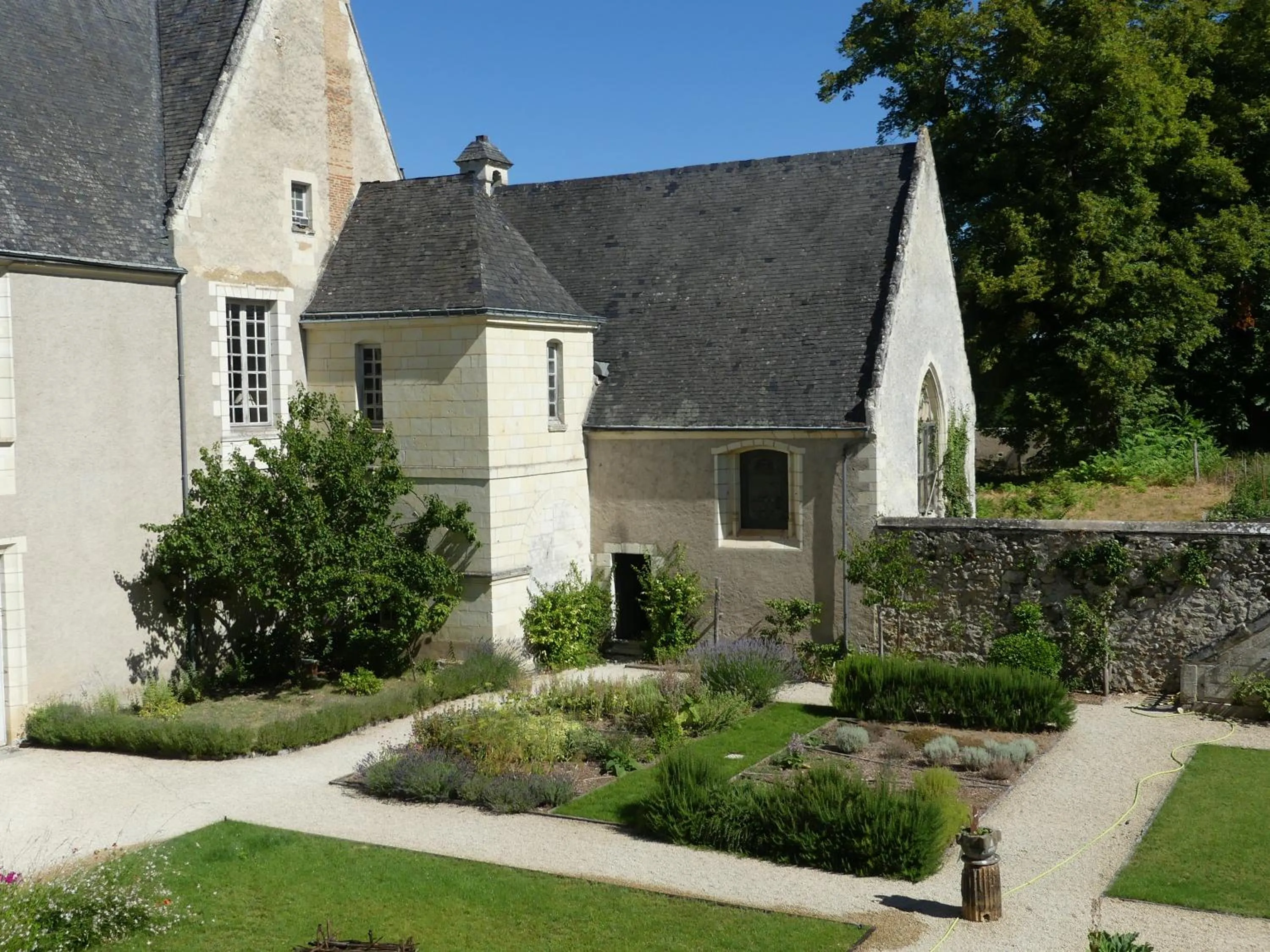 Property building in Chambres d'hôtes au Château de Gizeux
