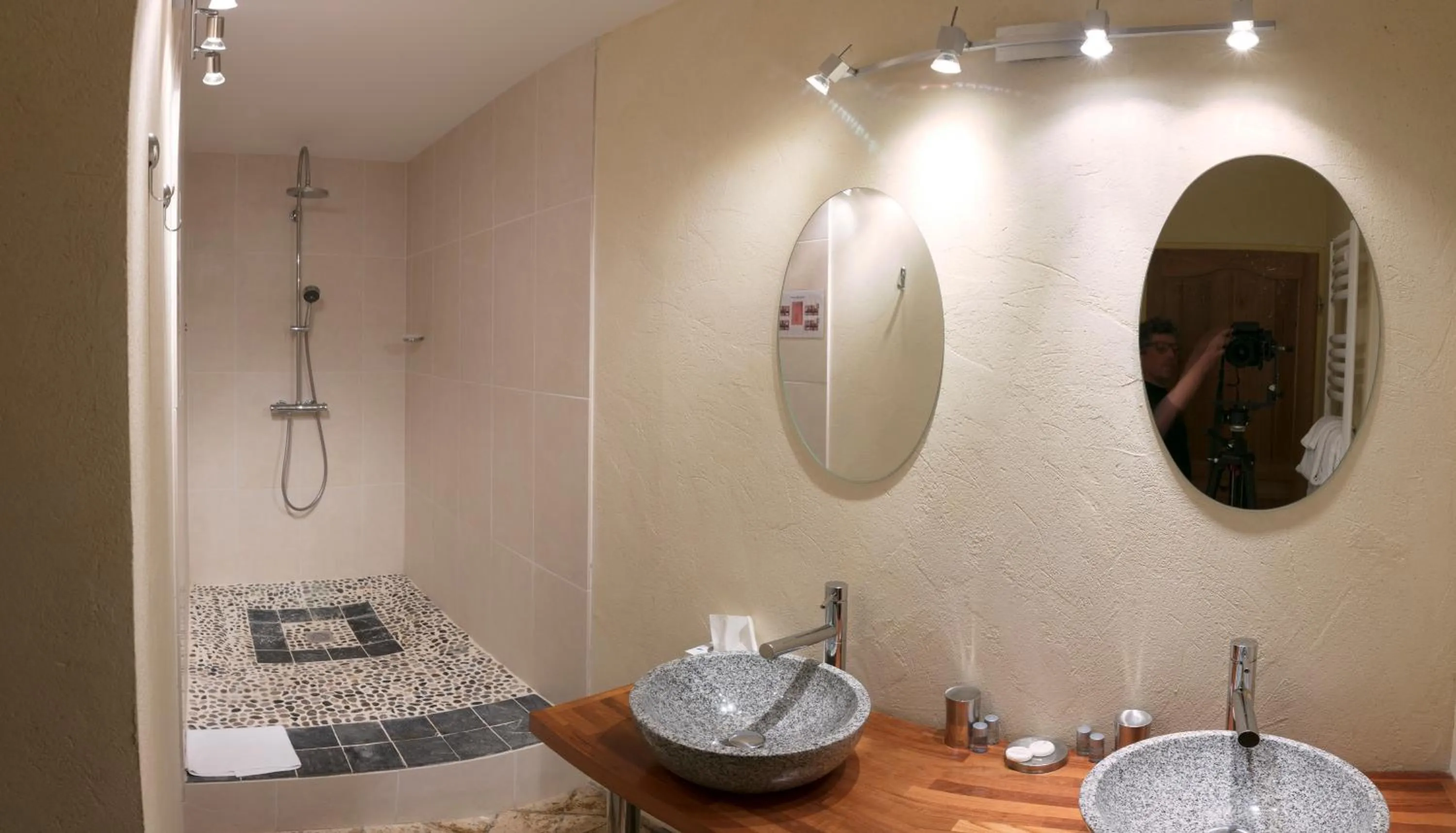 Shower in Chambres d'hôtes au Château de Gizeux