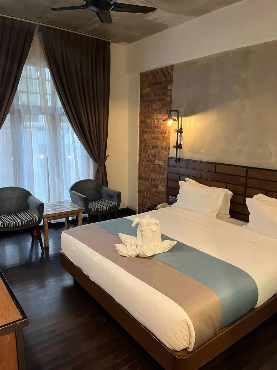 Property building, Bed in Treasures Hotel and Suites