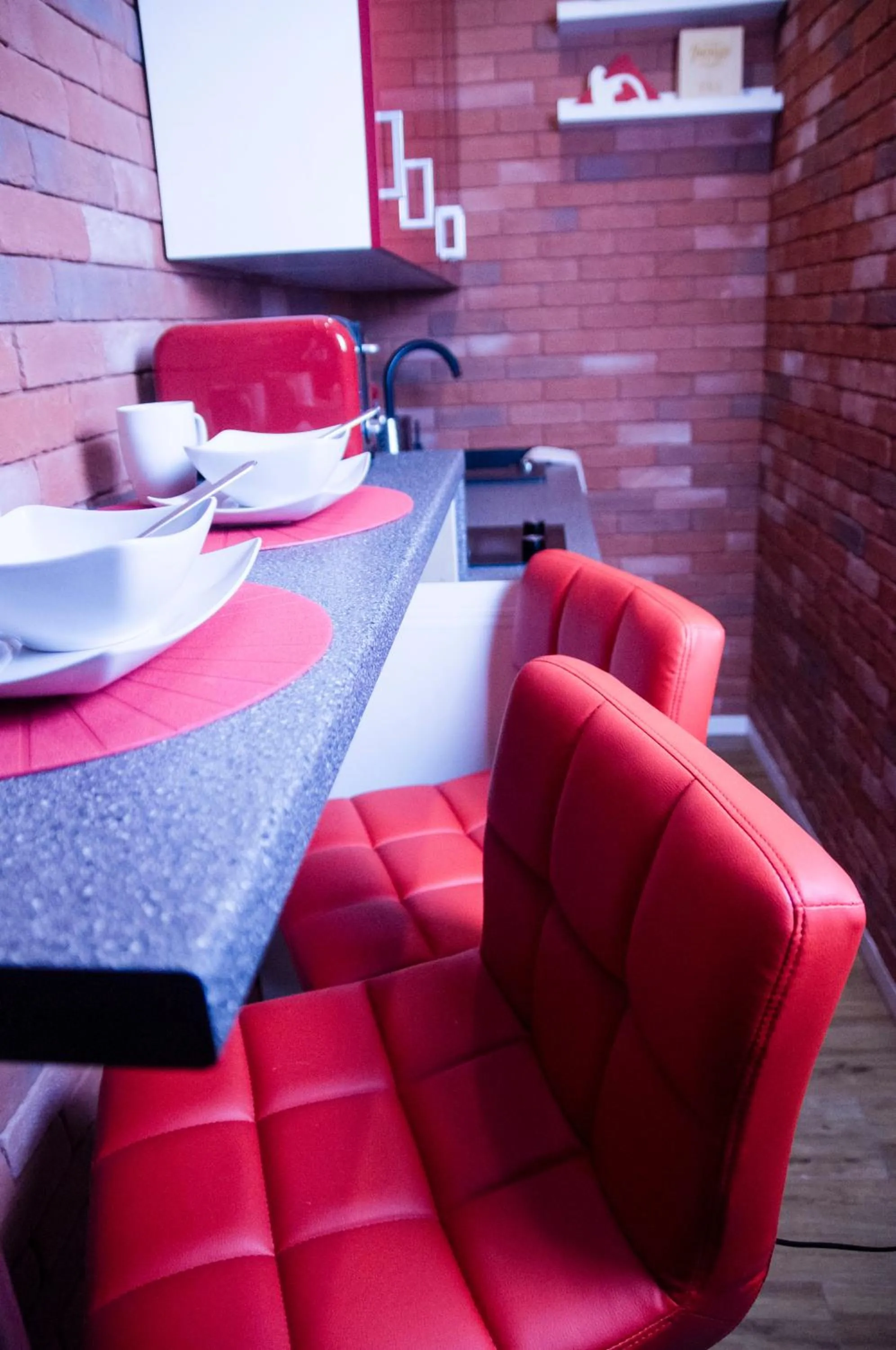 Coffee/tea facilities in Jacuzzi Apartment Red