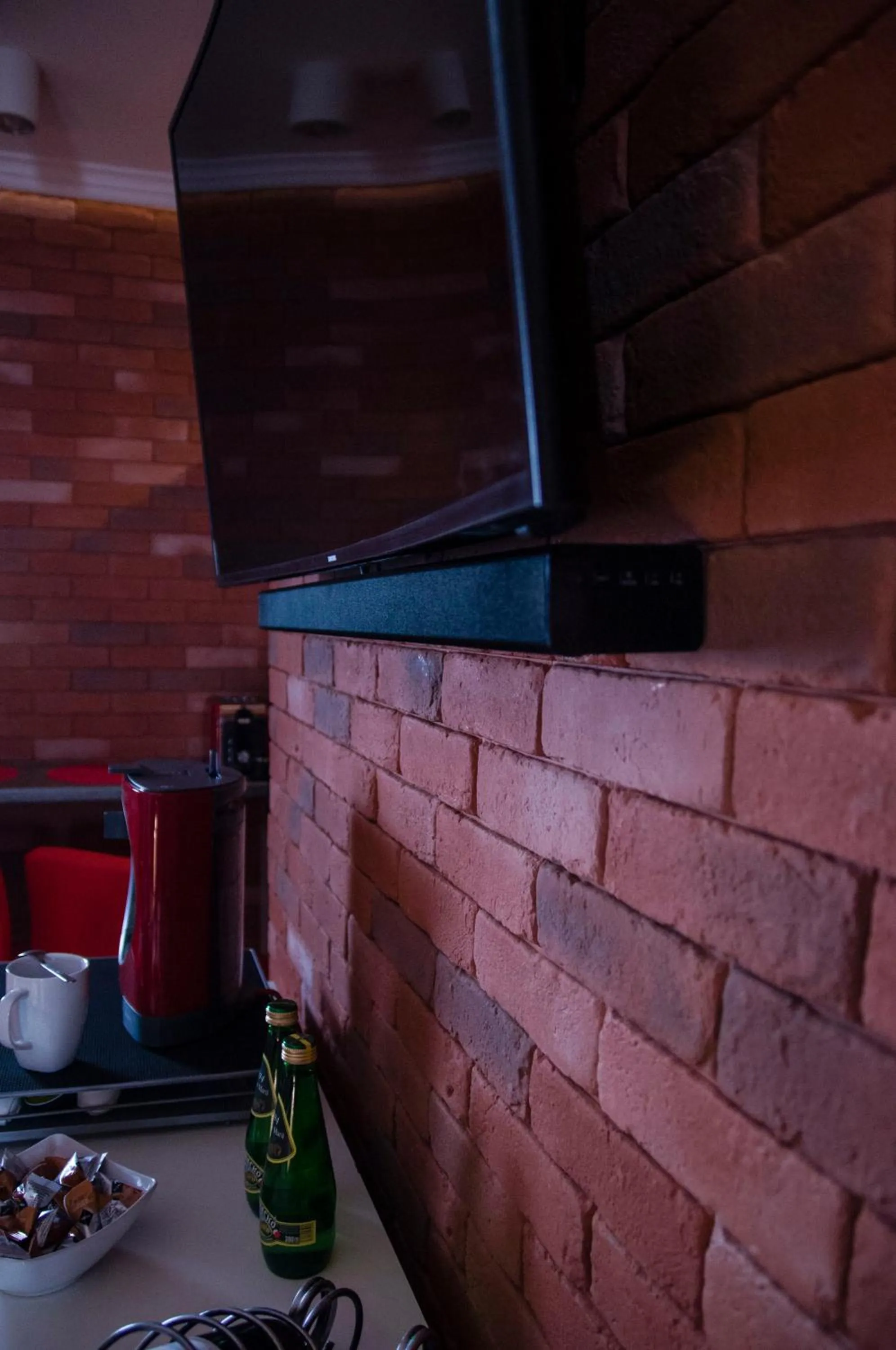 Coffee/tea facilities in Jacuzzi Apartment Red