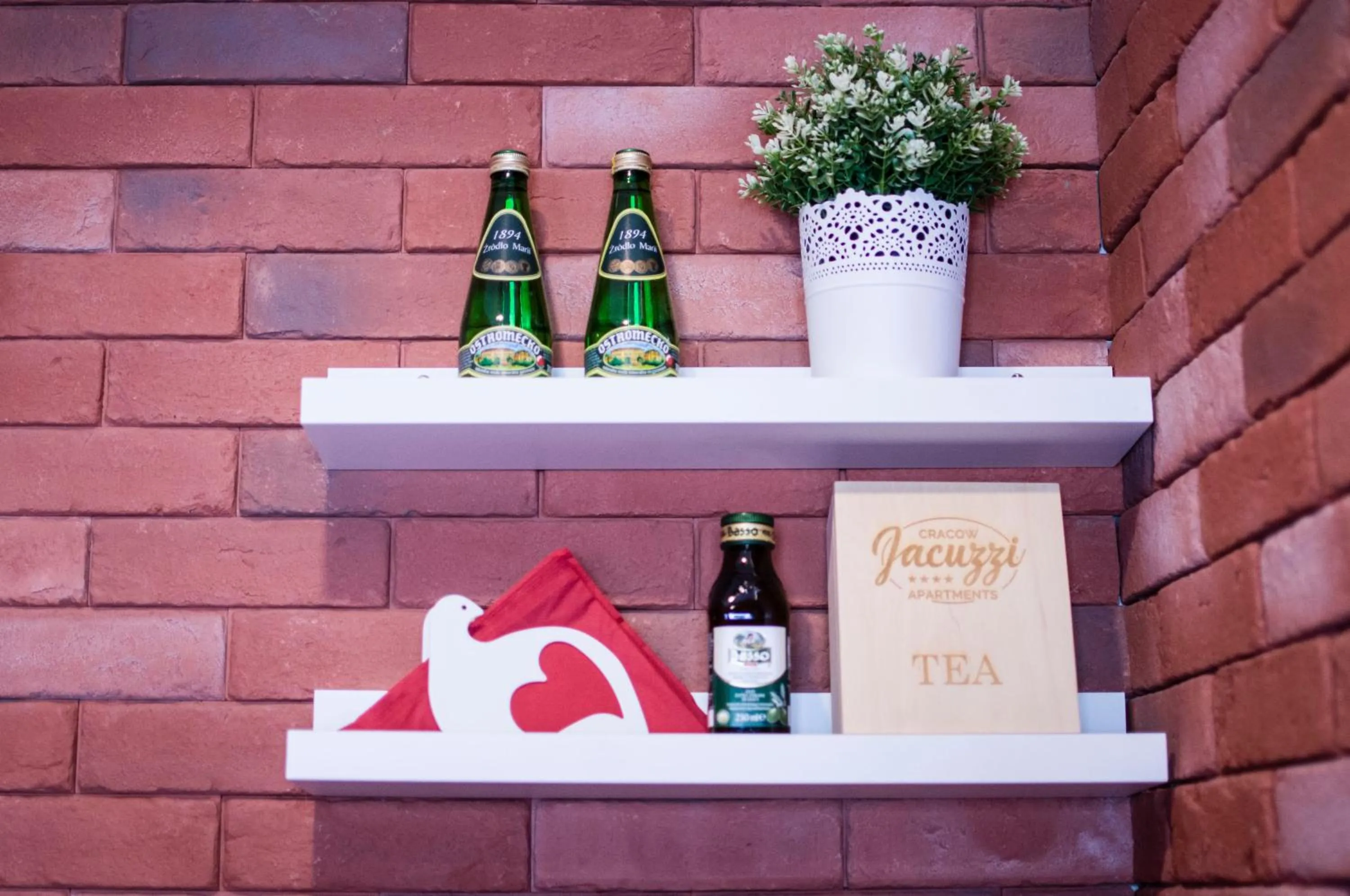 Photo of the whole room in Jacuzzi Apartment Red