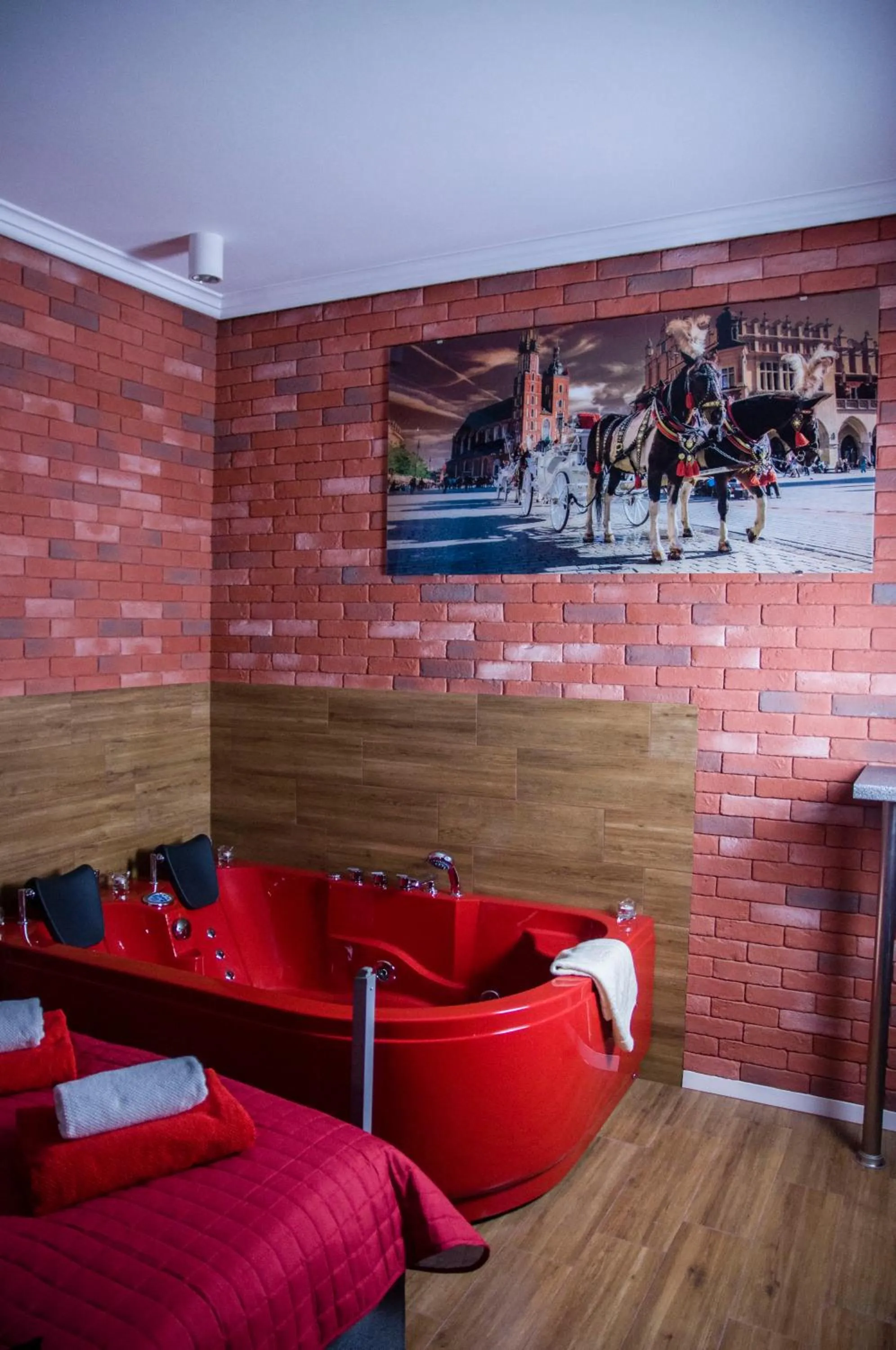 Hot Tub in Jacuzzi Apartment Red