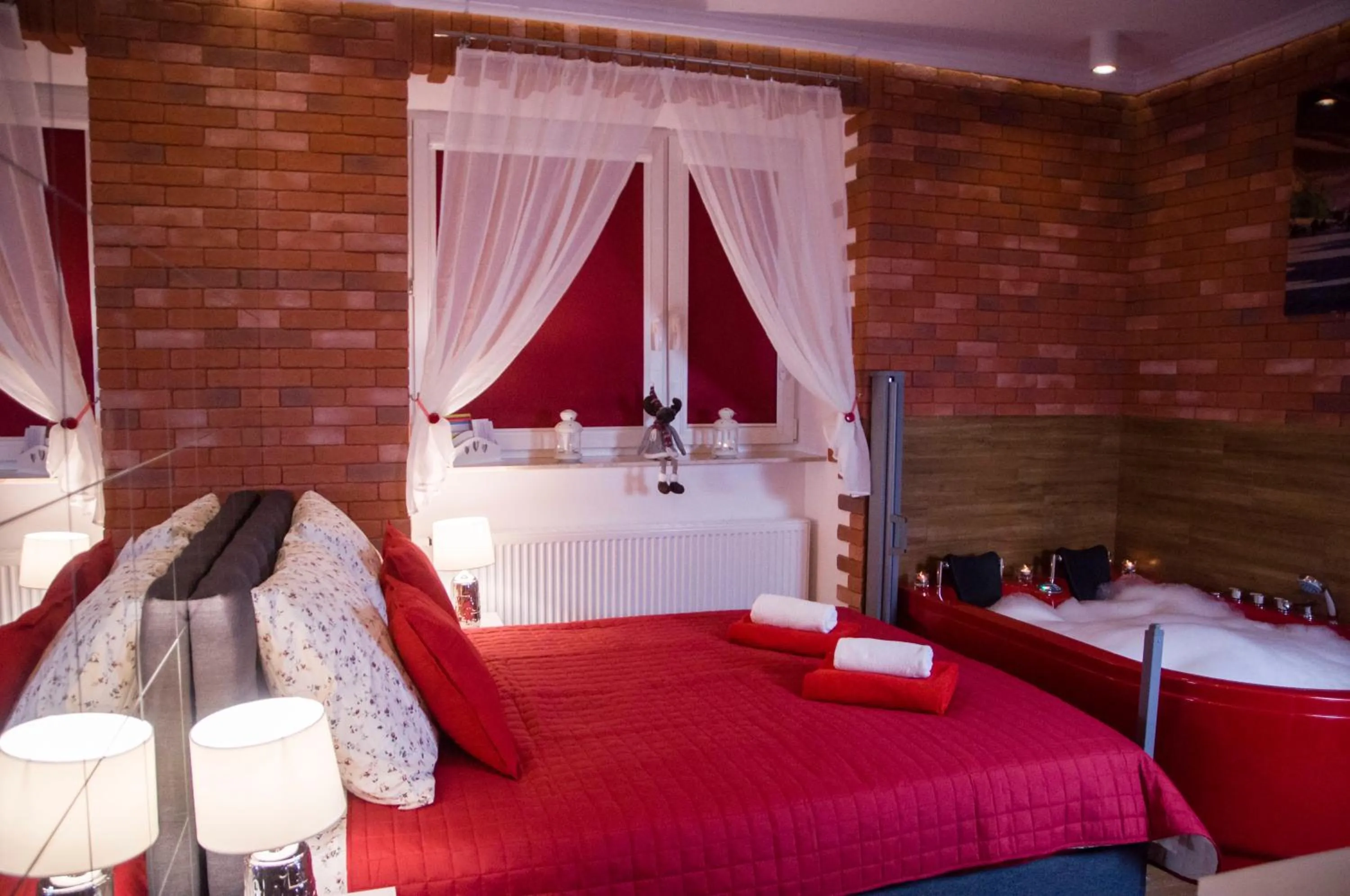 Bedroom, Bed in Jacuzzi Apartment Red