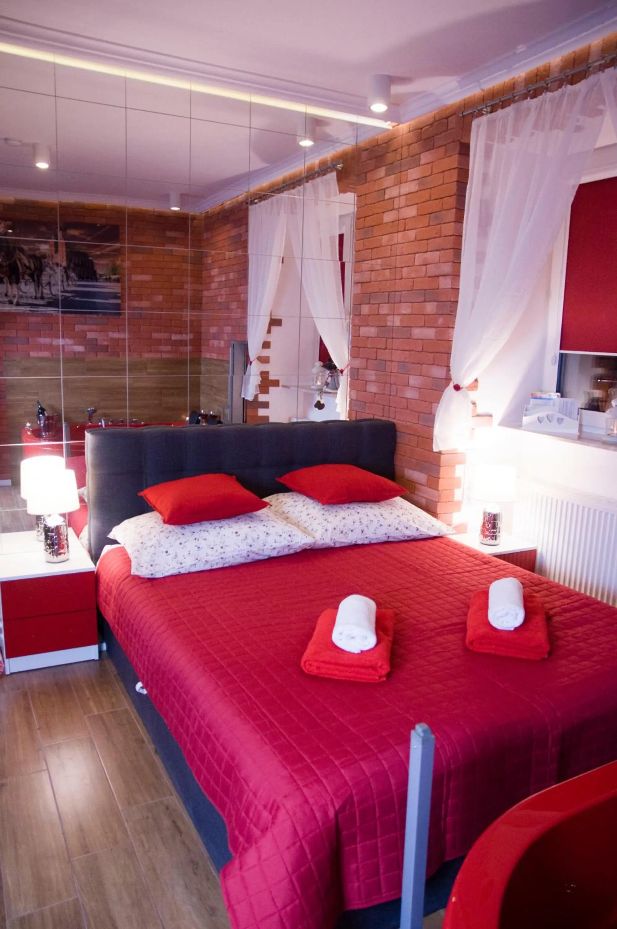 Bed in Jacuzzi Apartment Red