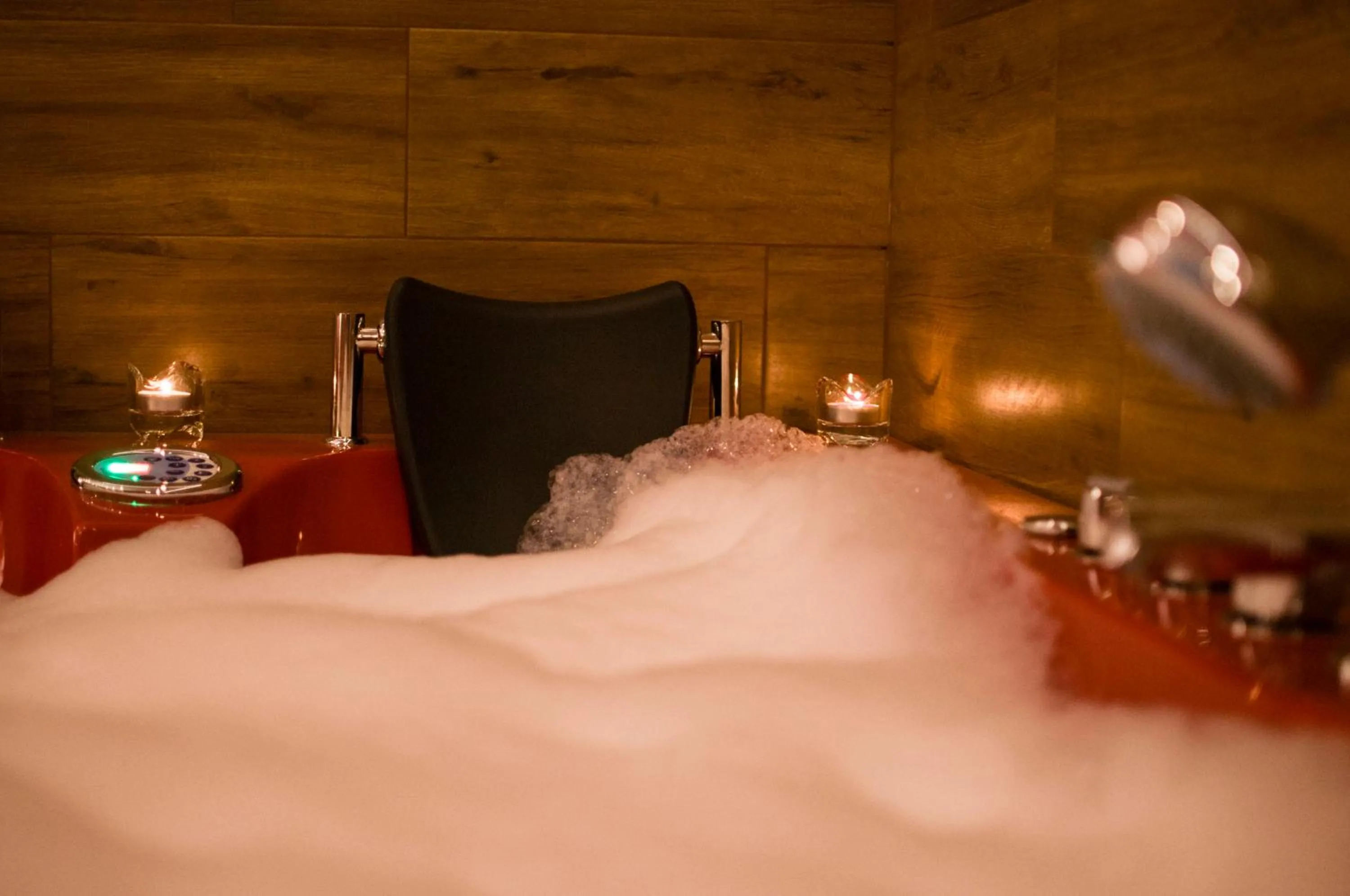 Hot Tub, Bed in Jacuzzi Apartment Red