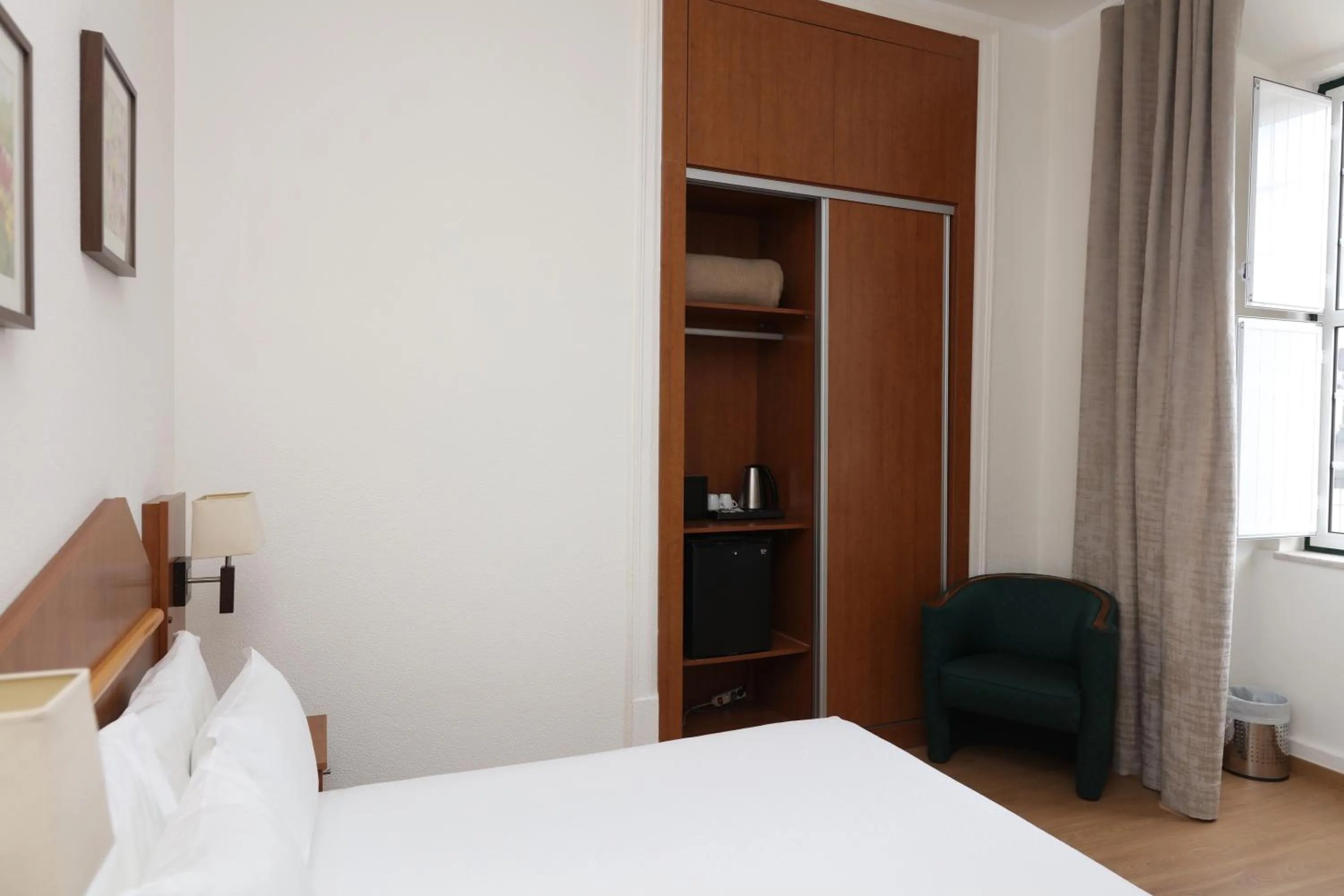 Photo of the whole room, Bed in Pensao Praca Da Figueira