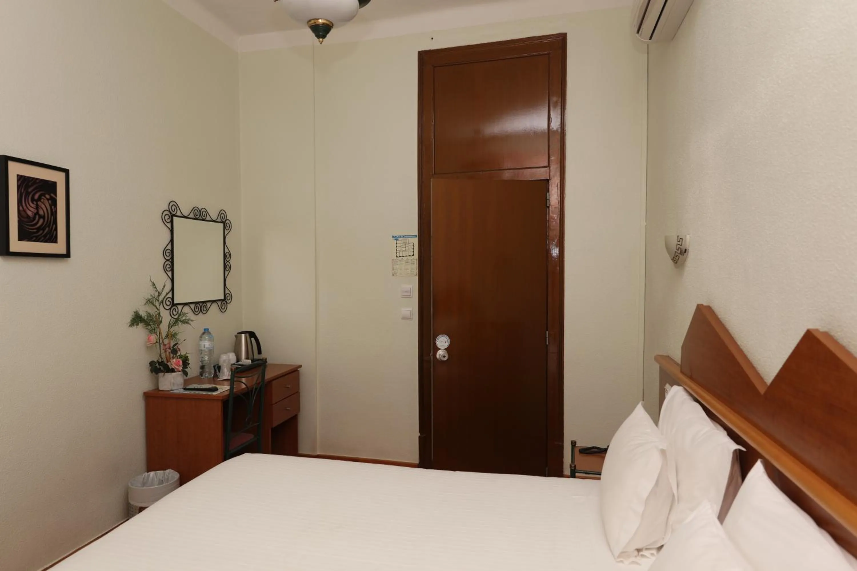 Photo of the whole room, Bed in Pensao Praca Da Figueira