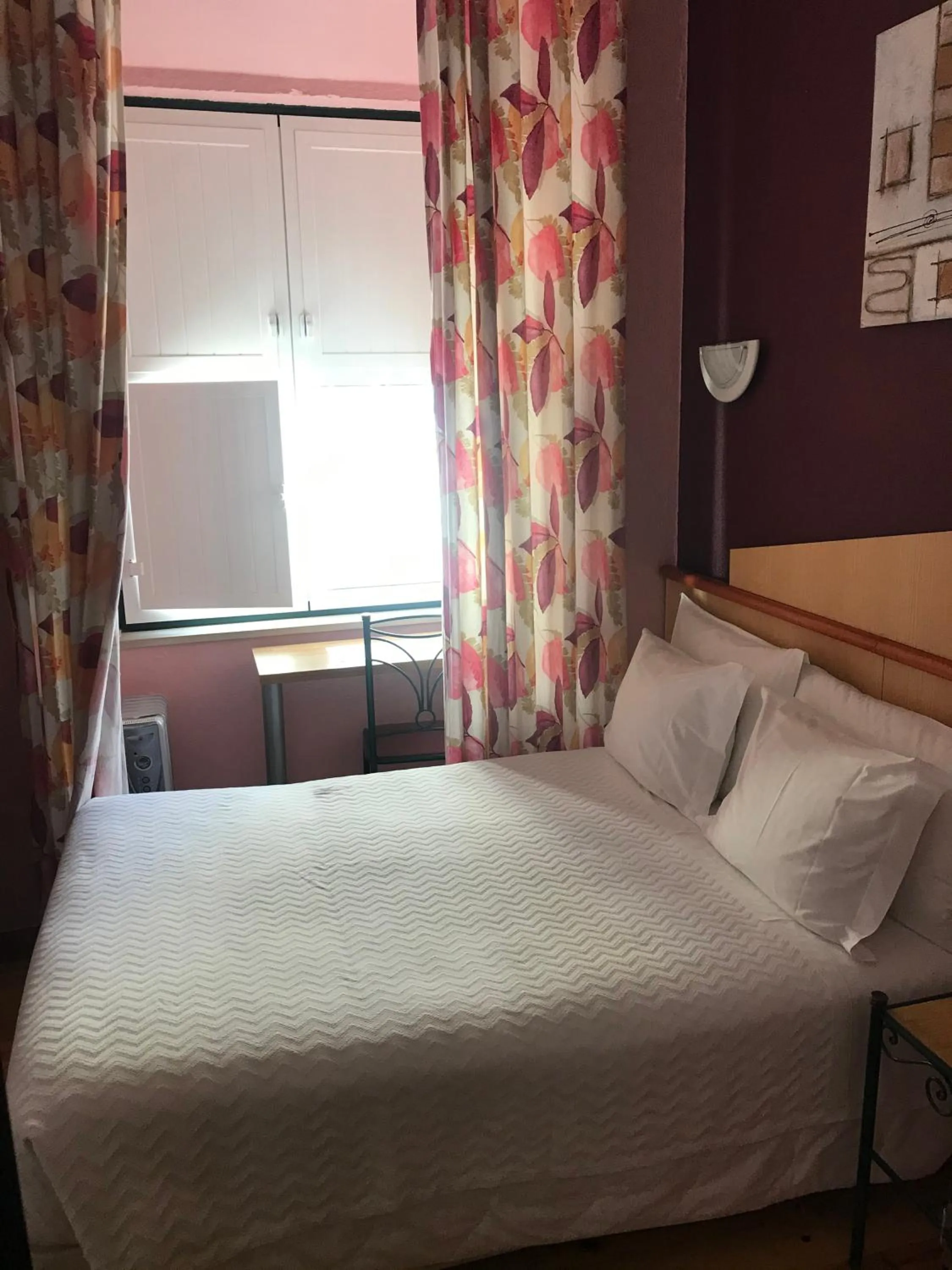 Bedroom, Bed in Pensao Praca Da Figueira