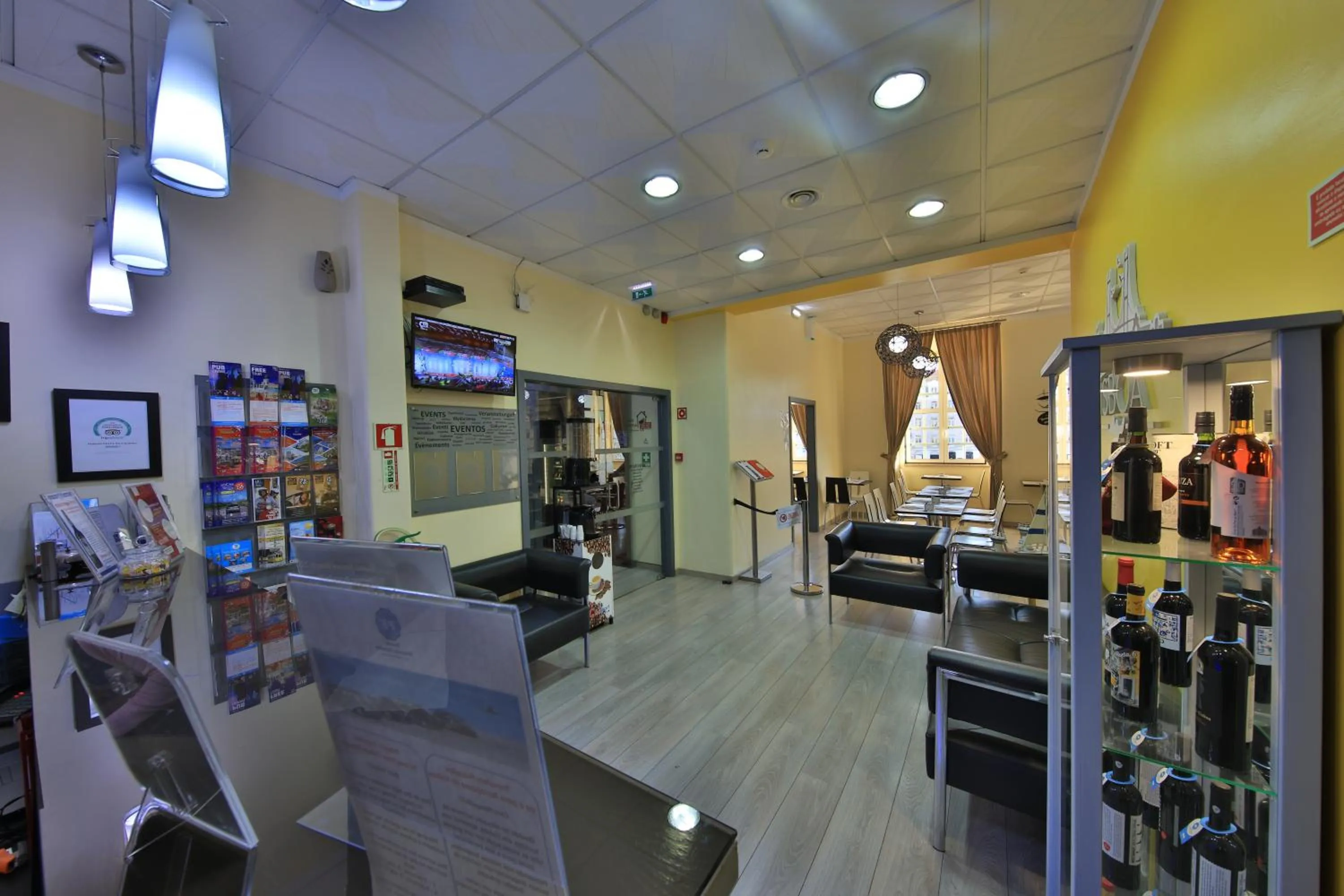 Communal lounge/ TV room in Pensao Praca Da Figueira