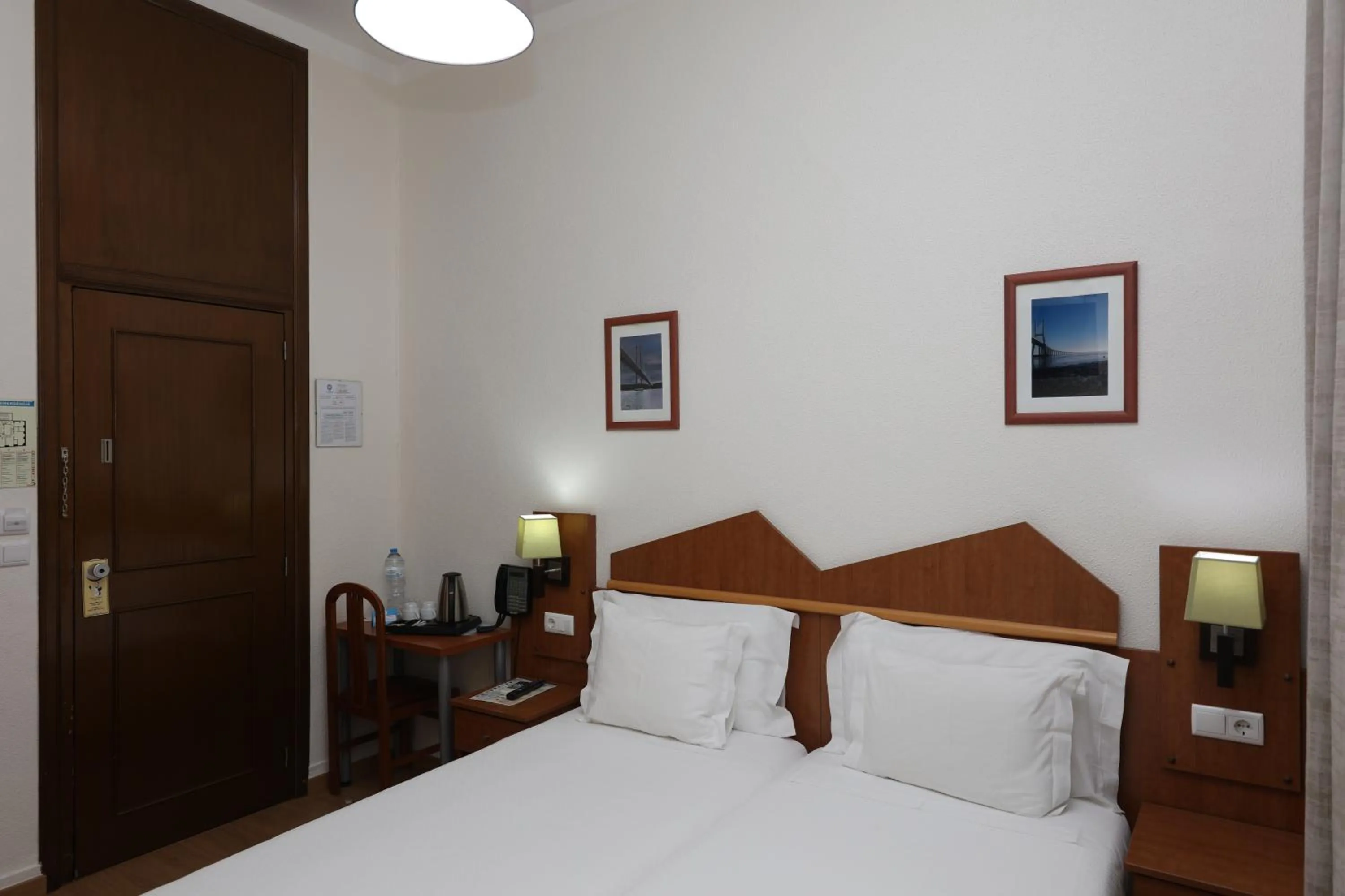 Bedroom, Bed in Pensao Praca Da Figueira