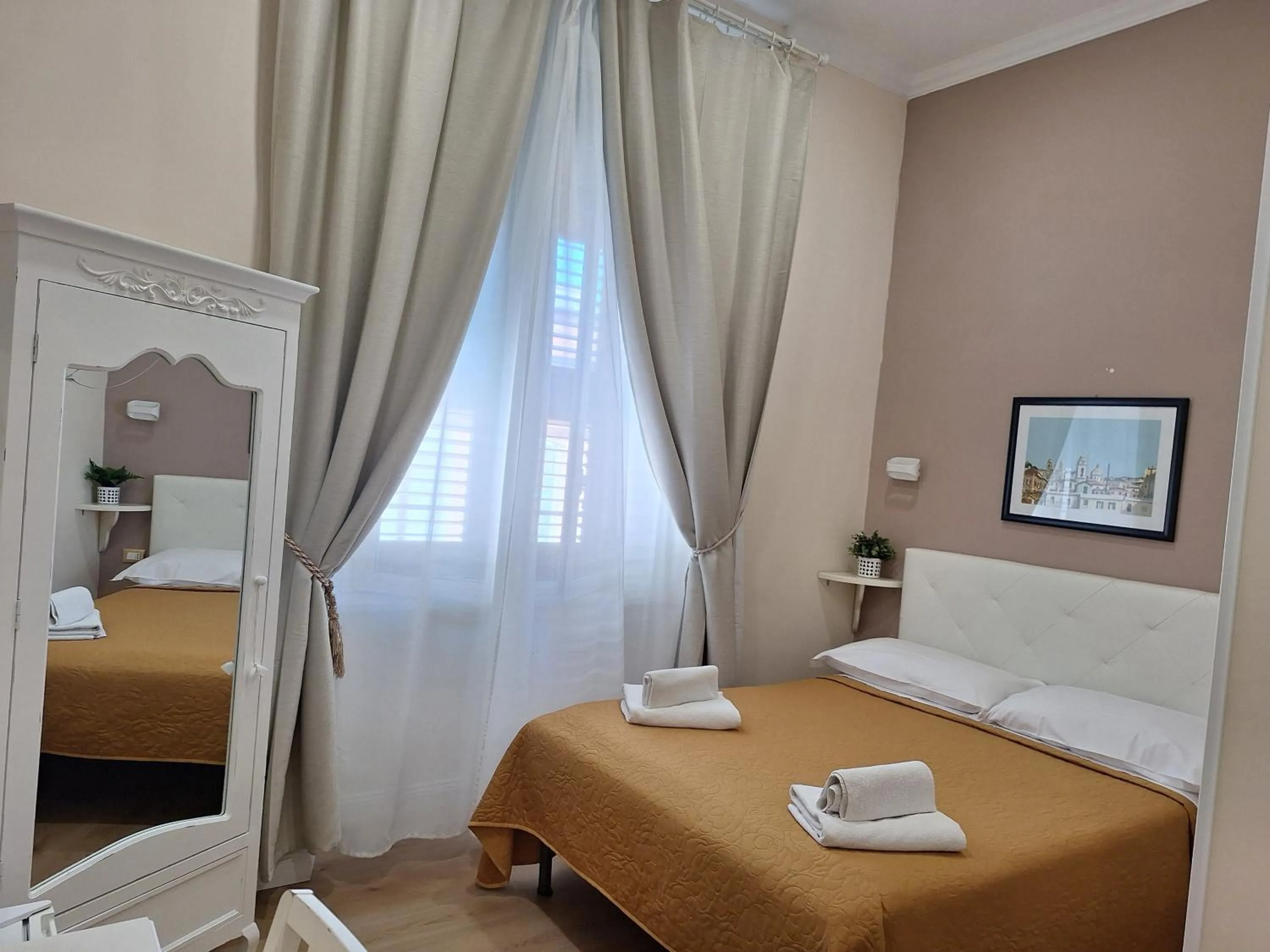 Photo of the whole room, Bed in Evergreen