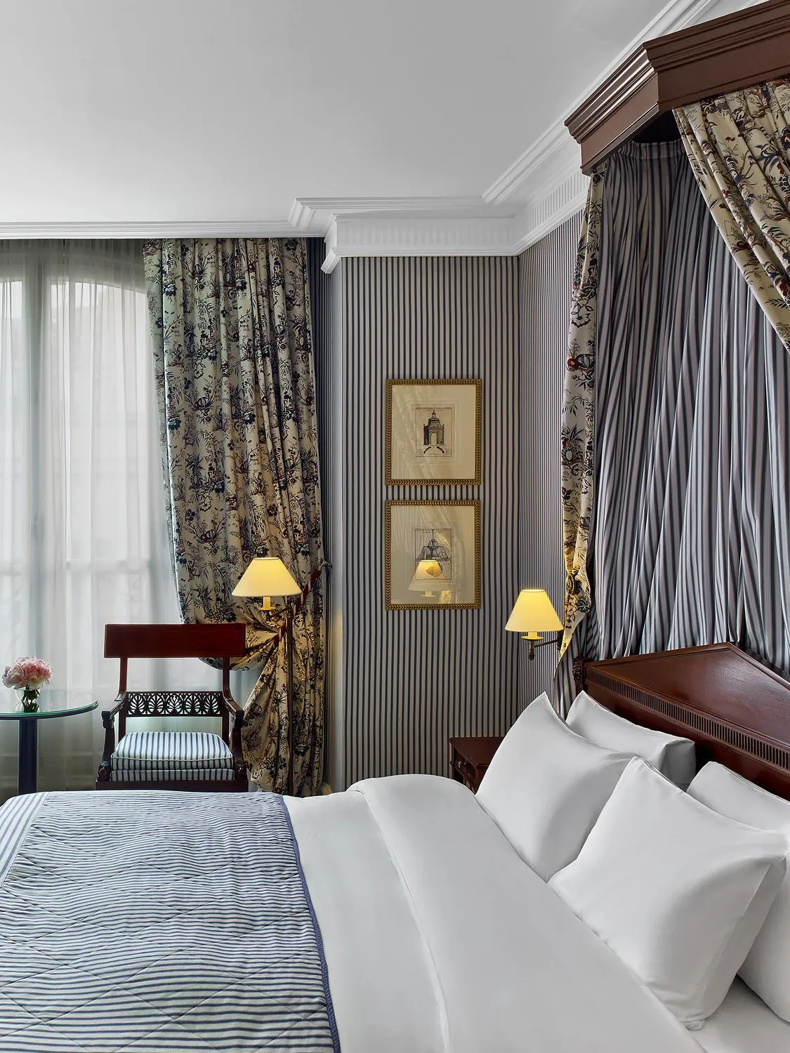 Living room, Bed in Le Dokhan's Paris Arc de Triomphe, a Tribute Portfolio Hotel